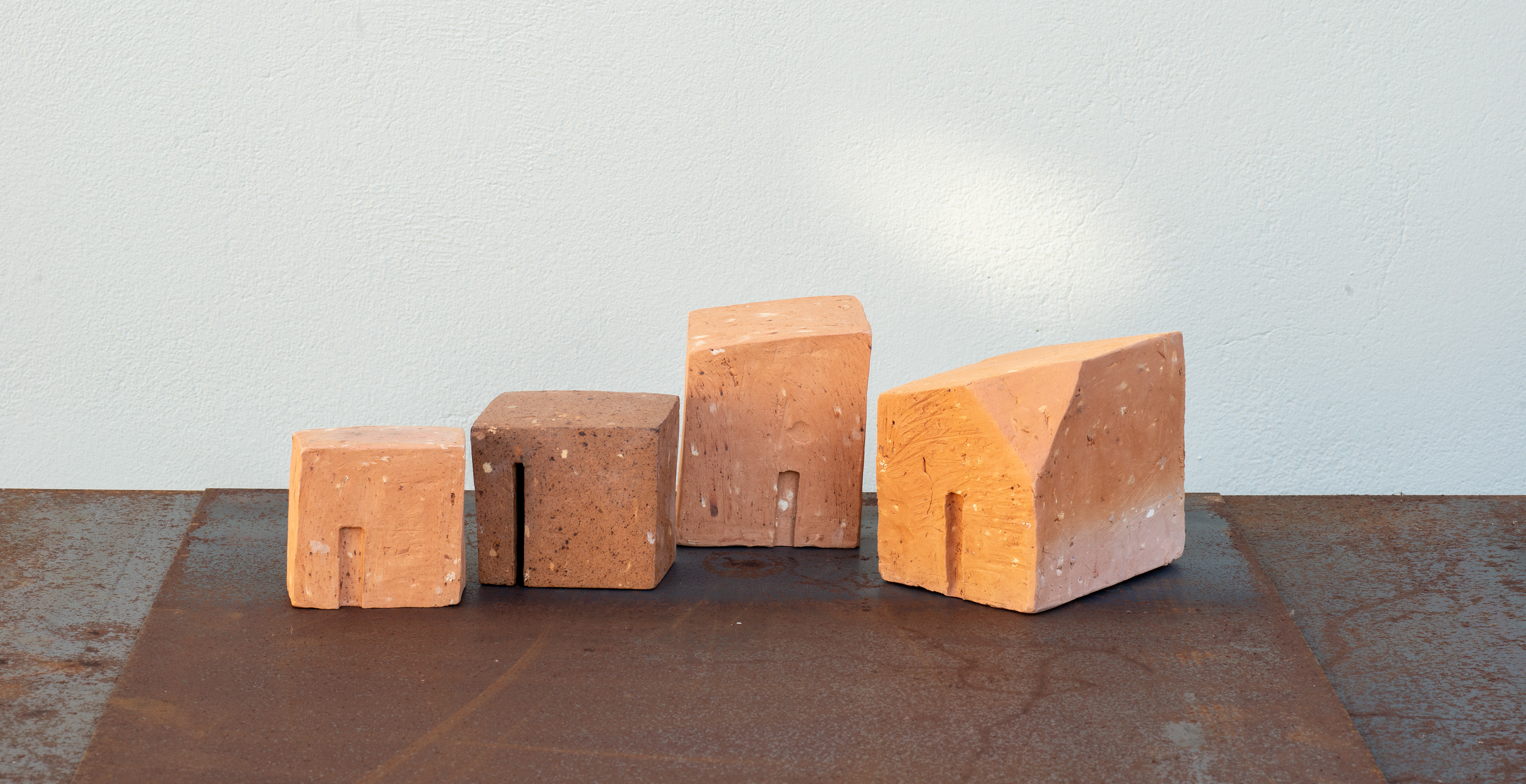 Polygones, argile rouge, h: 7cm à 12cm. Cuisson HT gaz