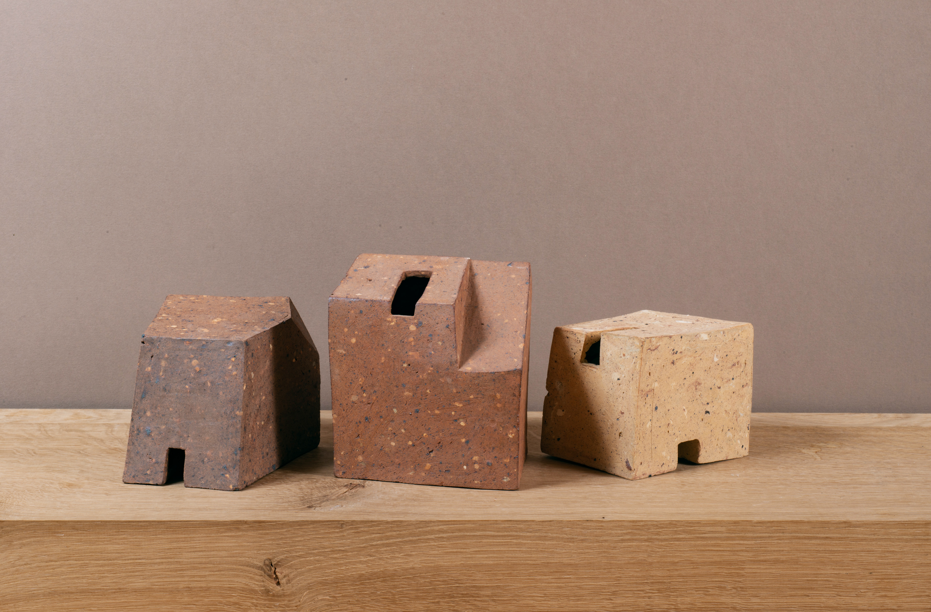 Polygones, argile rouge et grise, h: 14cm à 16cm. Cuisson HT gaz