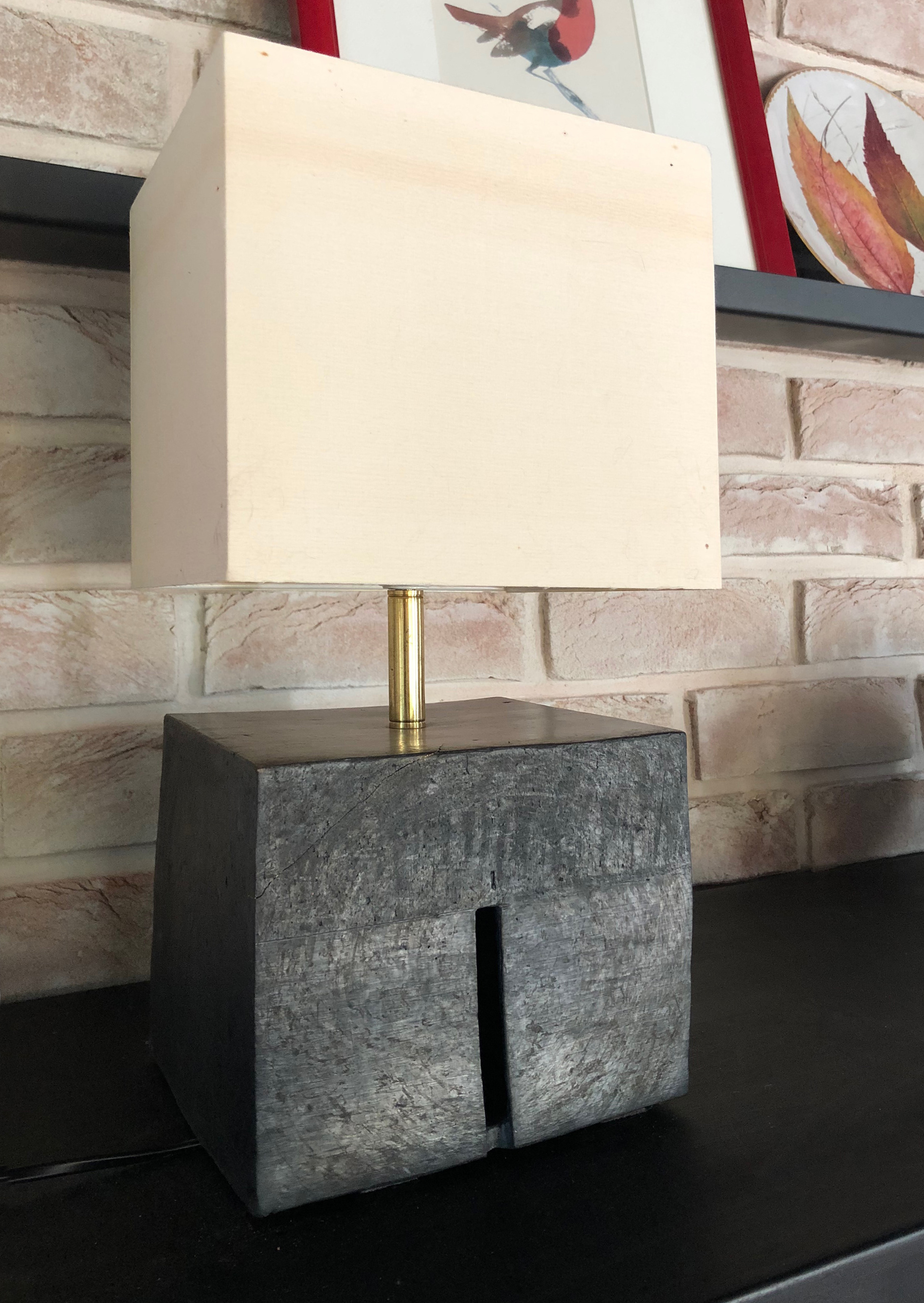 Terre grès noire, cuisson réduction en fosse. Abat-jour coton. H : 39cm