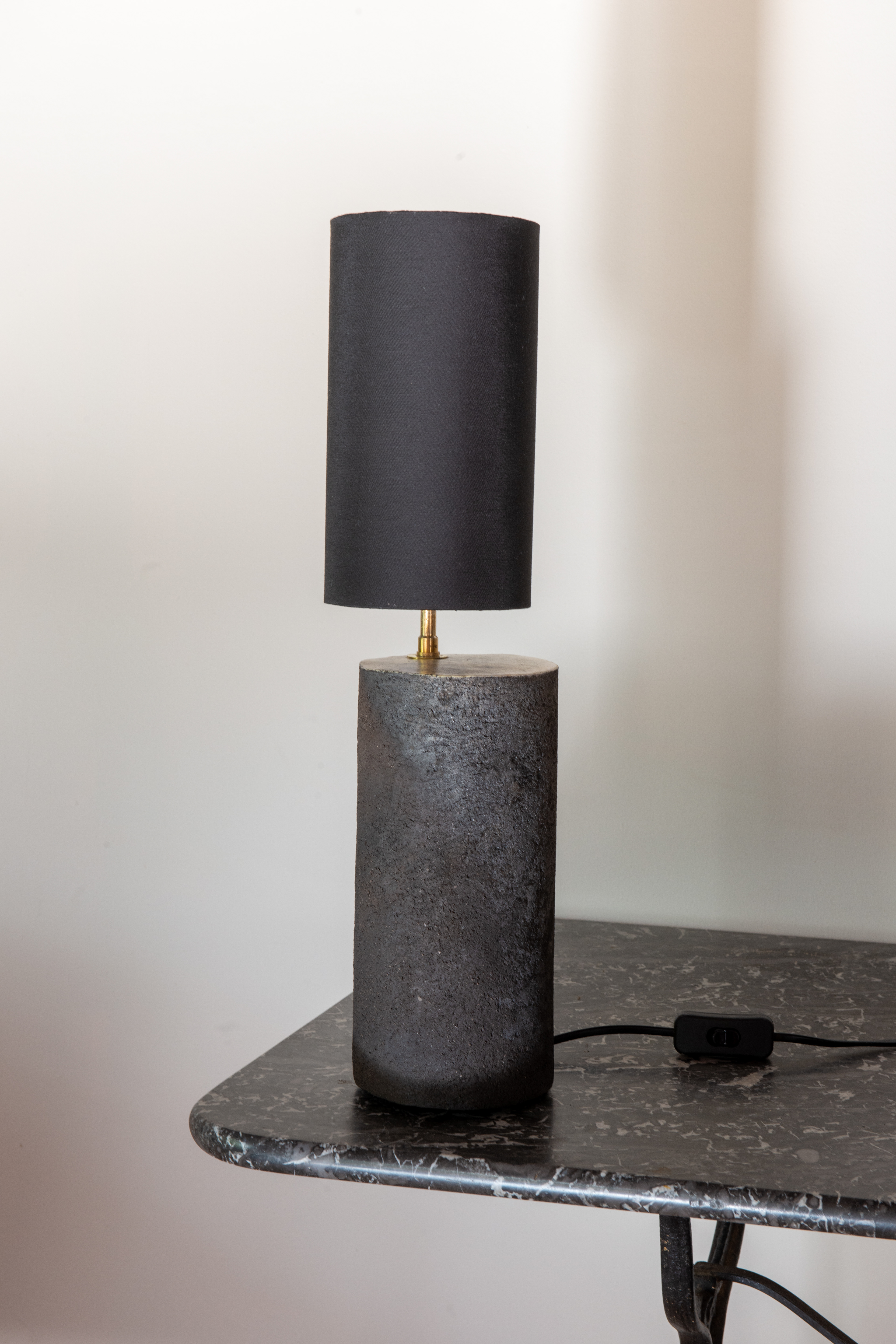 Terre grès noire, cuisson réduction en fosse. Abat-jour coton. H : 50cm