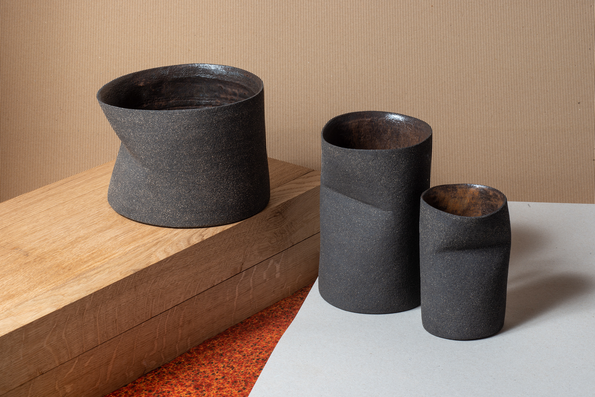 22cm, 12cm, 10cm - terre grés noir, intérieur émaillé, cuisson HT