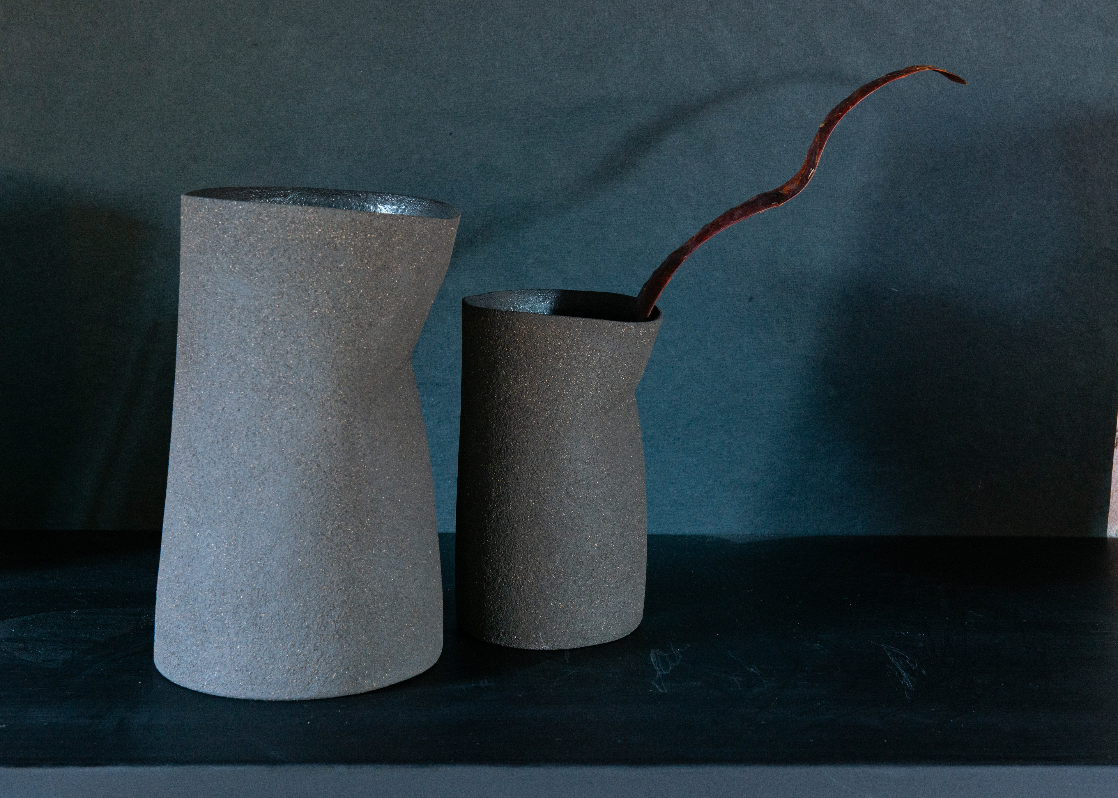 Terre grès noire fine chamotte, intérieur oxydé 23cm, 19cm. Cuisson HT