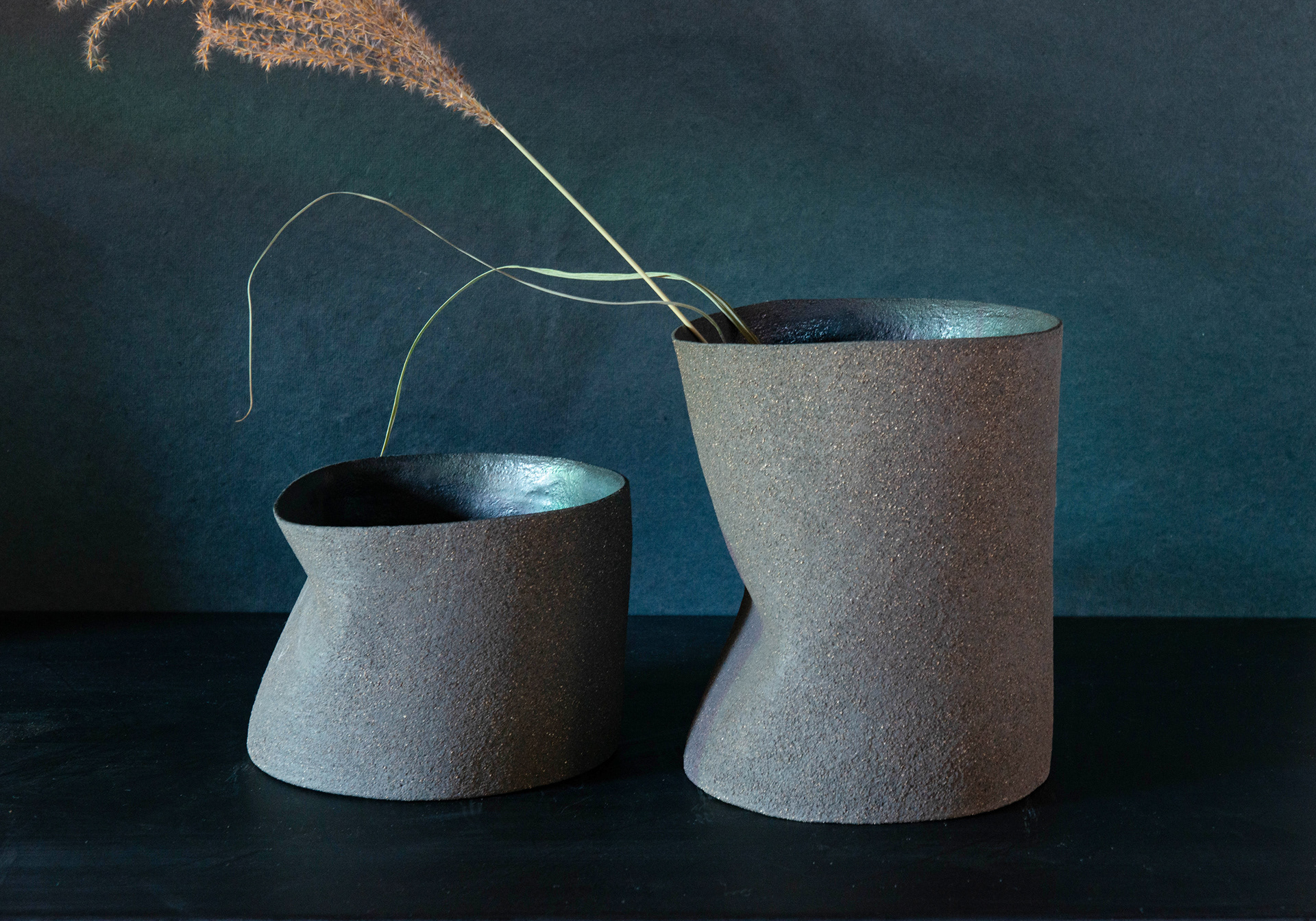 Terre grès noire fine chamotte, intérieur oxydé 15cm, 19cm. Cuisson HT