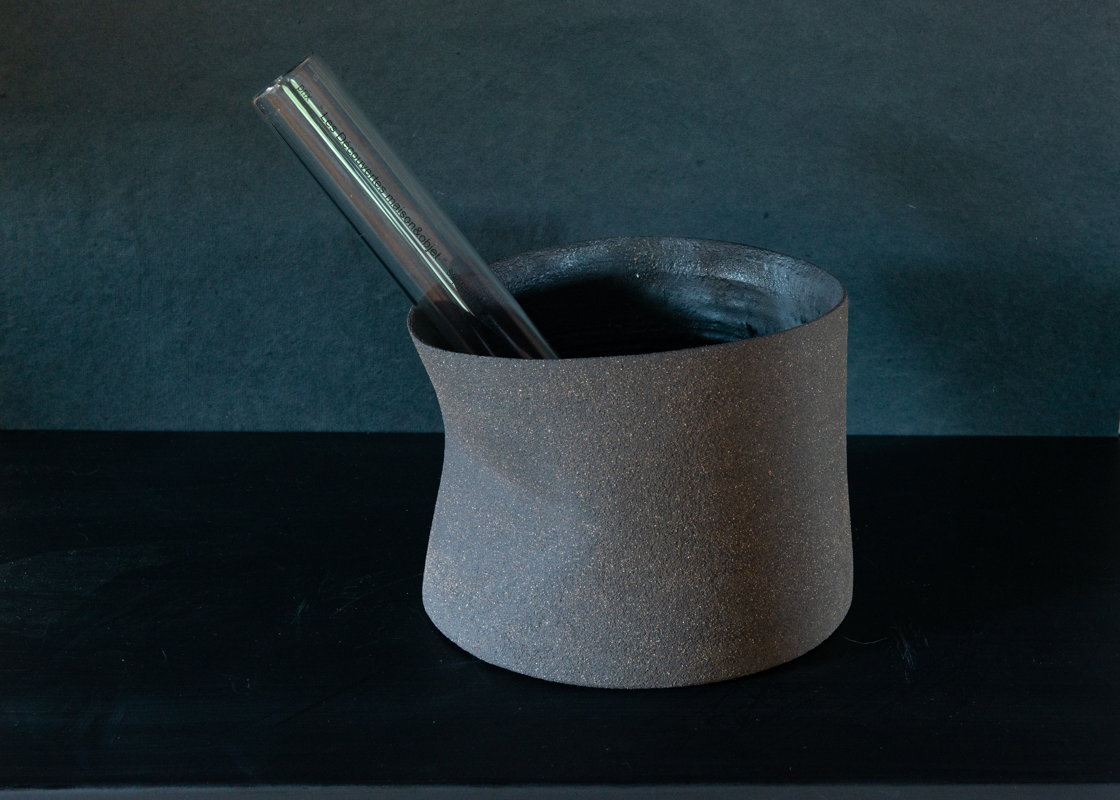 Terre grès noire fine chamotte, intérieur oxydé 16cm. Cuisson HT