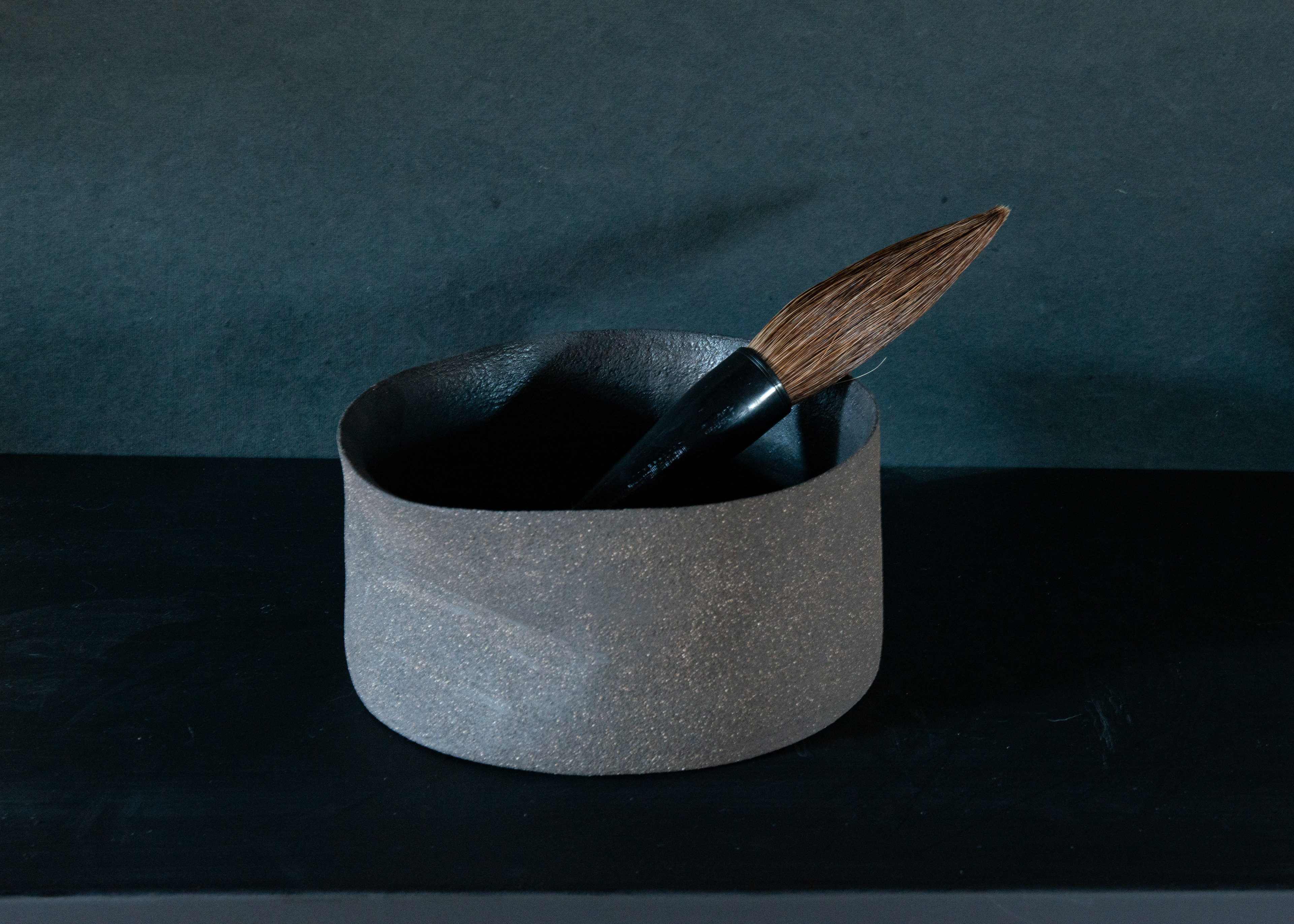 Terre grès noire fine chamotte, intérieur oxydé 12cm. Cuisson HT
