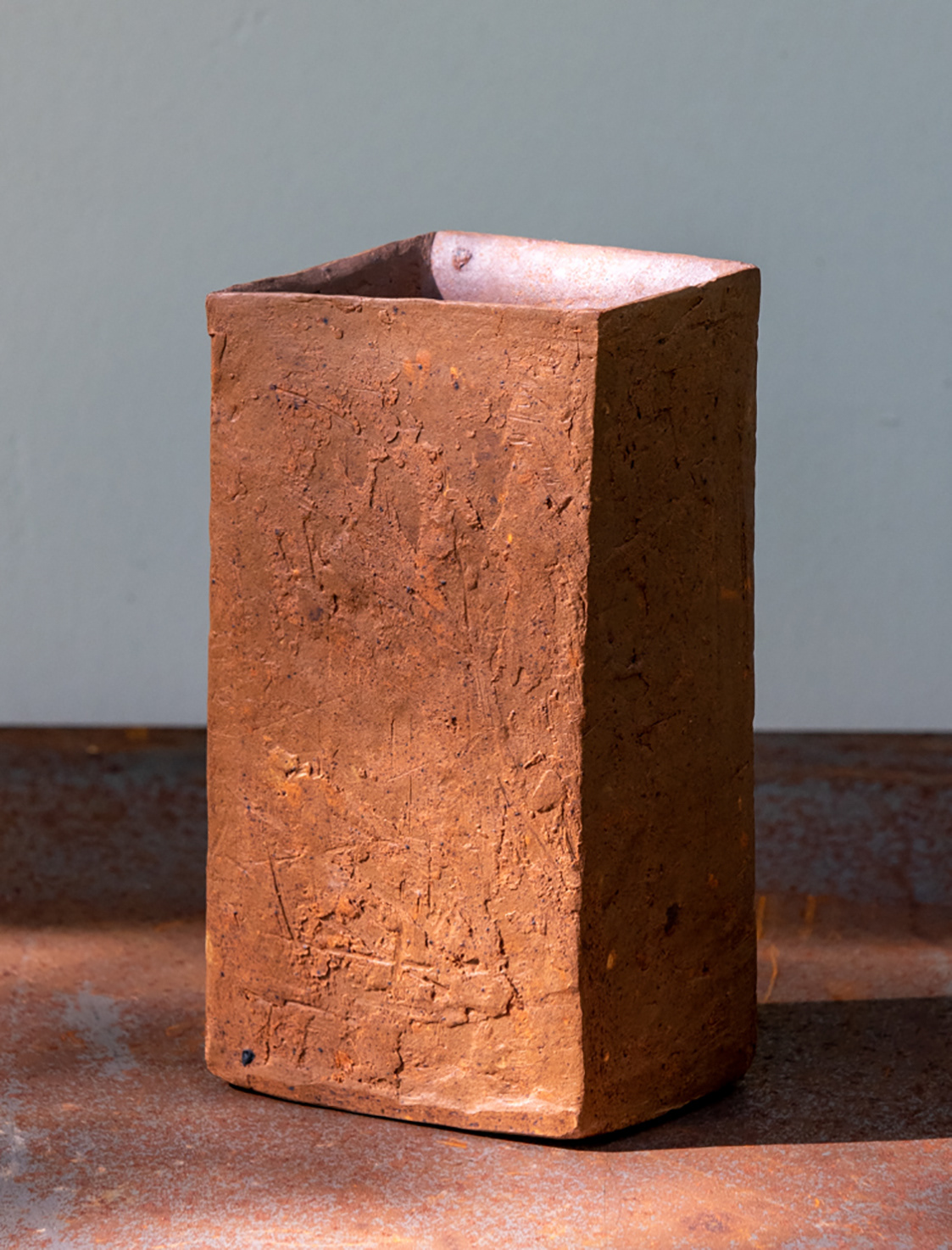 Terre rouge, intérieur oxydé 25cm. Cuisson gaz HT