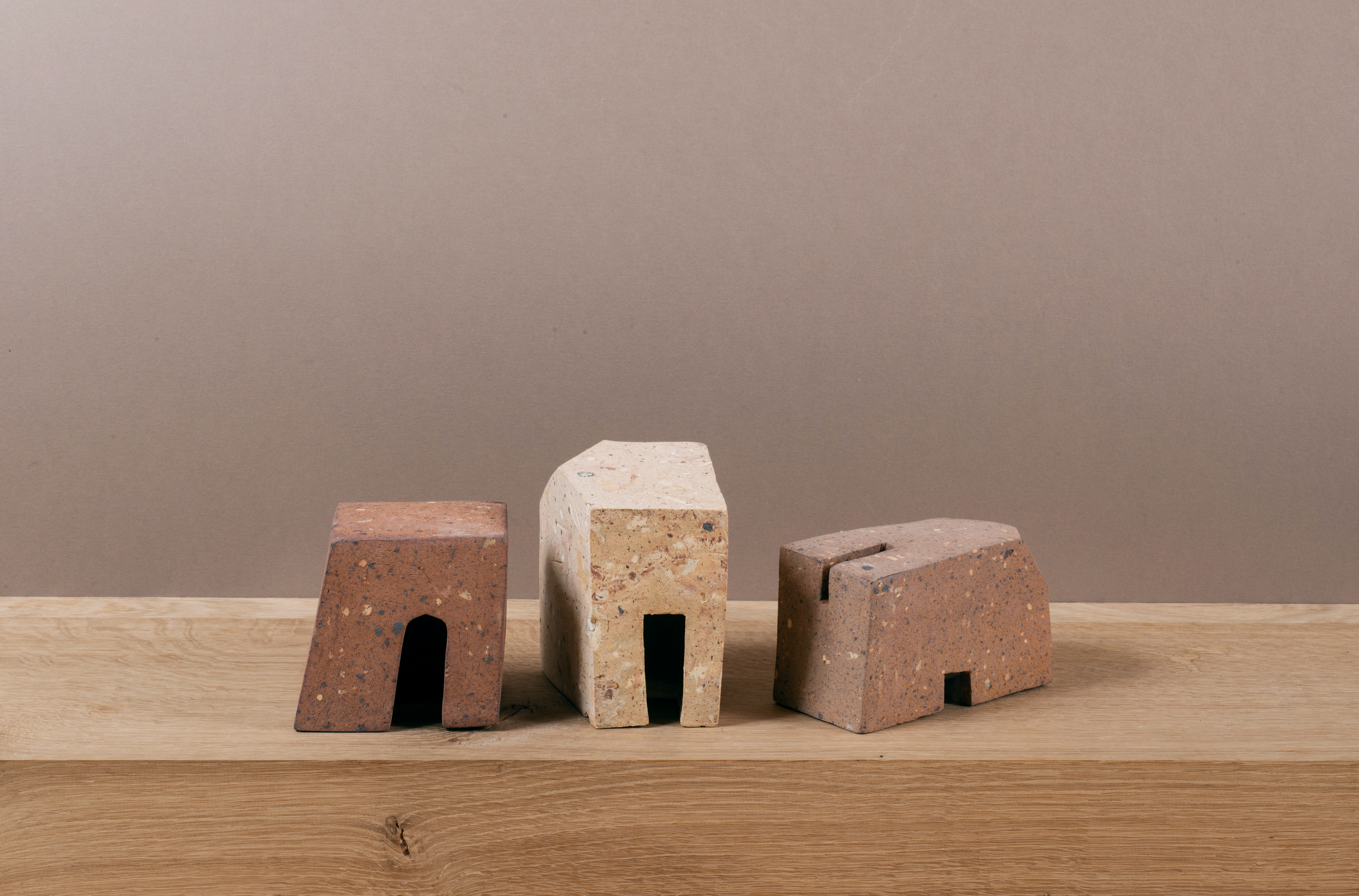 Polygones, argile rouge et grise, h: 12cm à 14cm. Cuisson HT gaz