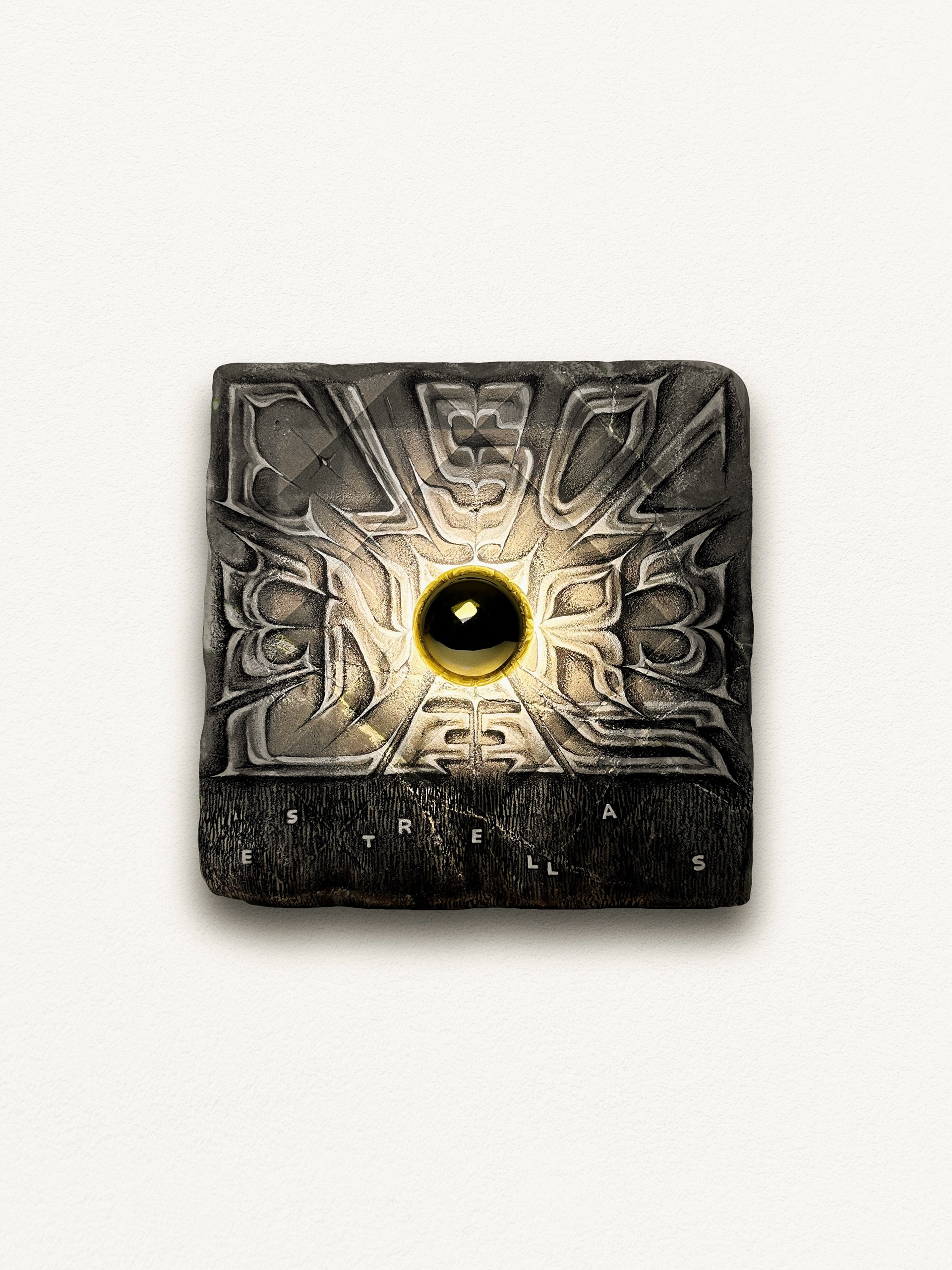 El Sol Entre Las Estrellas - Mixed media on concrete with electrical component
