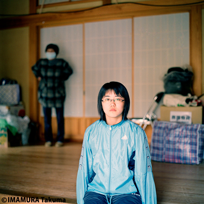 吉田若奈(14) 卒業式の前日だったので、3年生の教室を飾っていた。将来は笑顔をいっぱい見たいので、助産師になりたい。陸前高田市小友町 2011