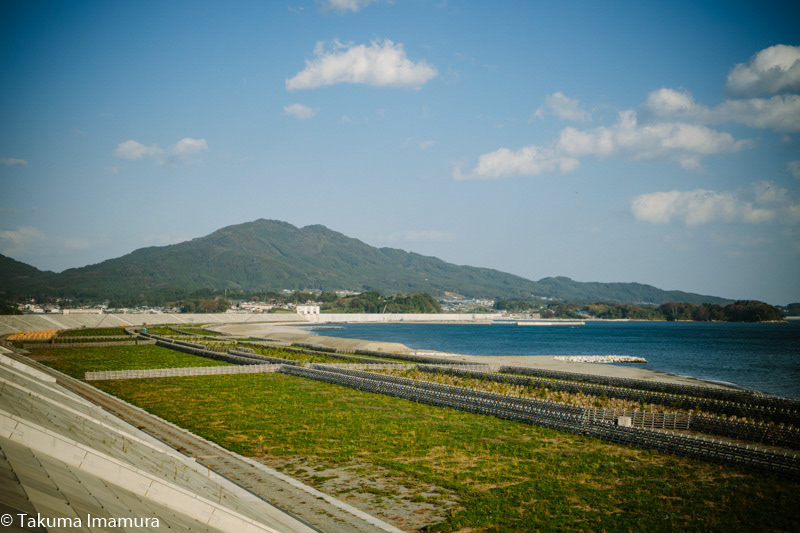2019/11/01 完成した防潮堤からながめる広田湾