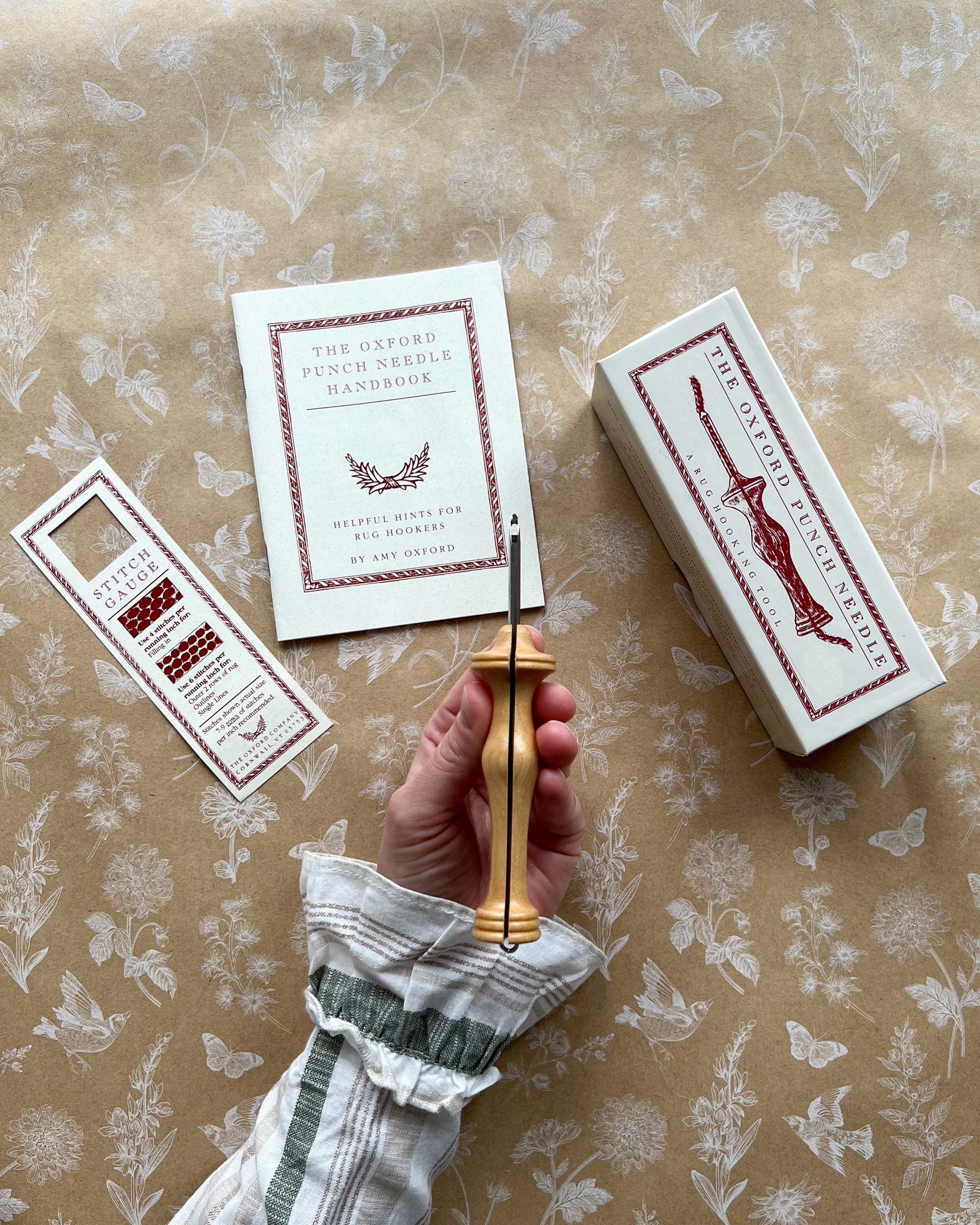 Oxford punch needle set includes: punch needle #10 regular, instruction booklet by Amy Oxford, box for storage and a stitch gauge.