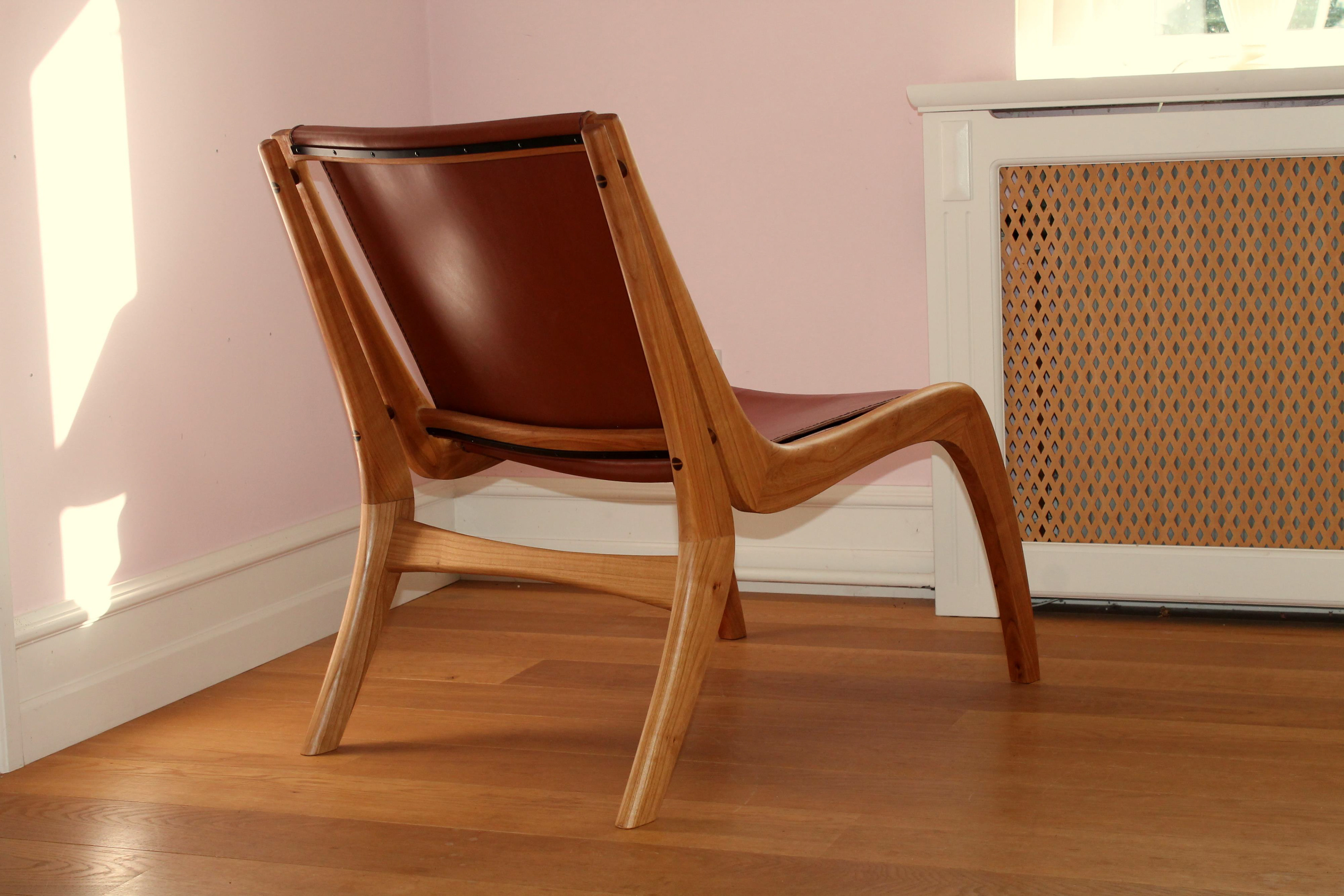 Lænestol i kirsebærtræ og kernelæder