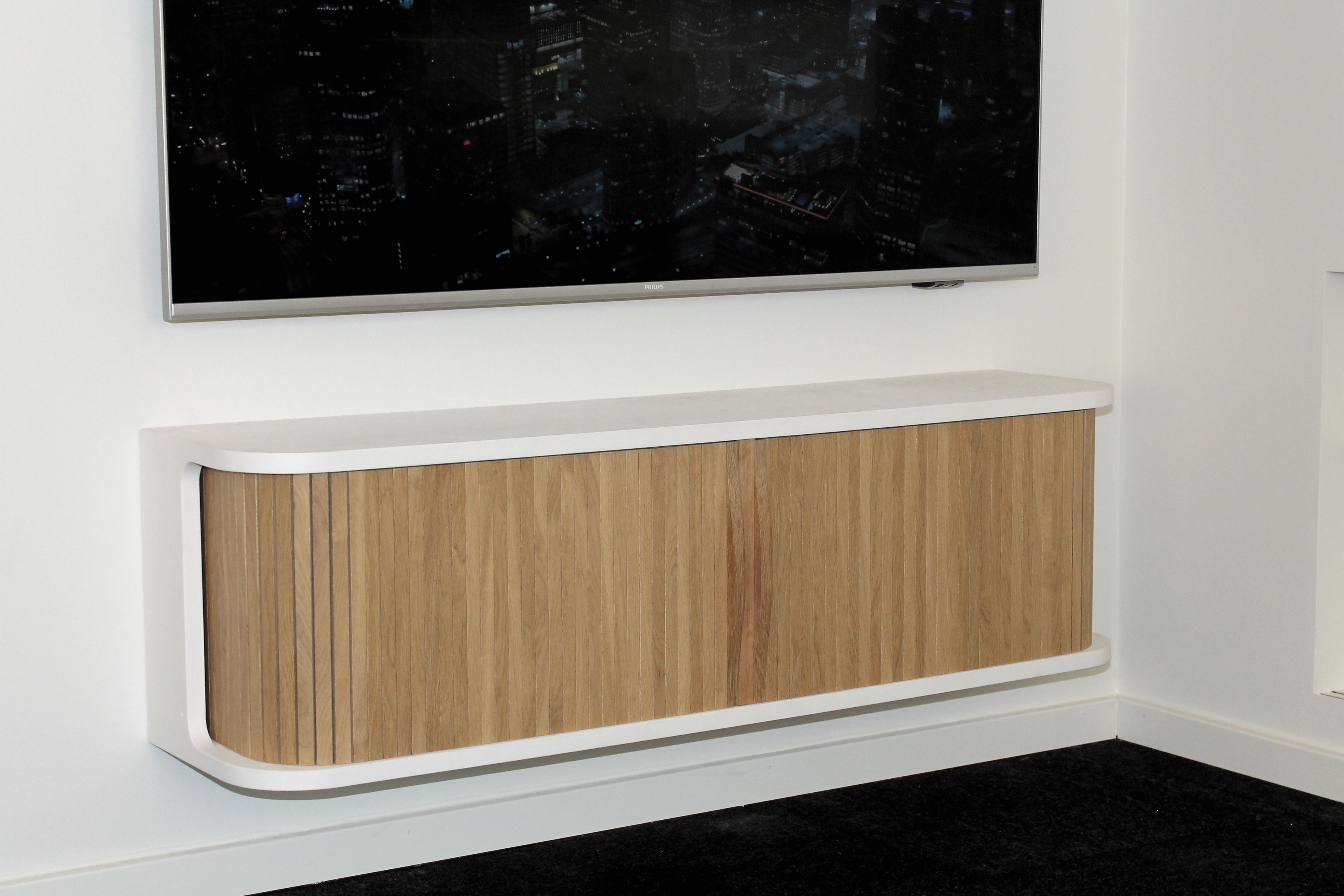 Fjernsynsmøbel med jalousilåger i egetræ