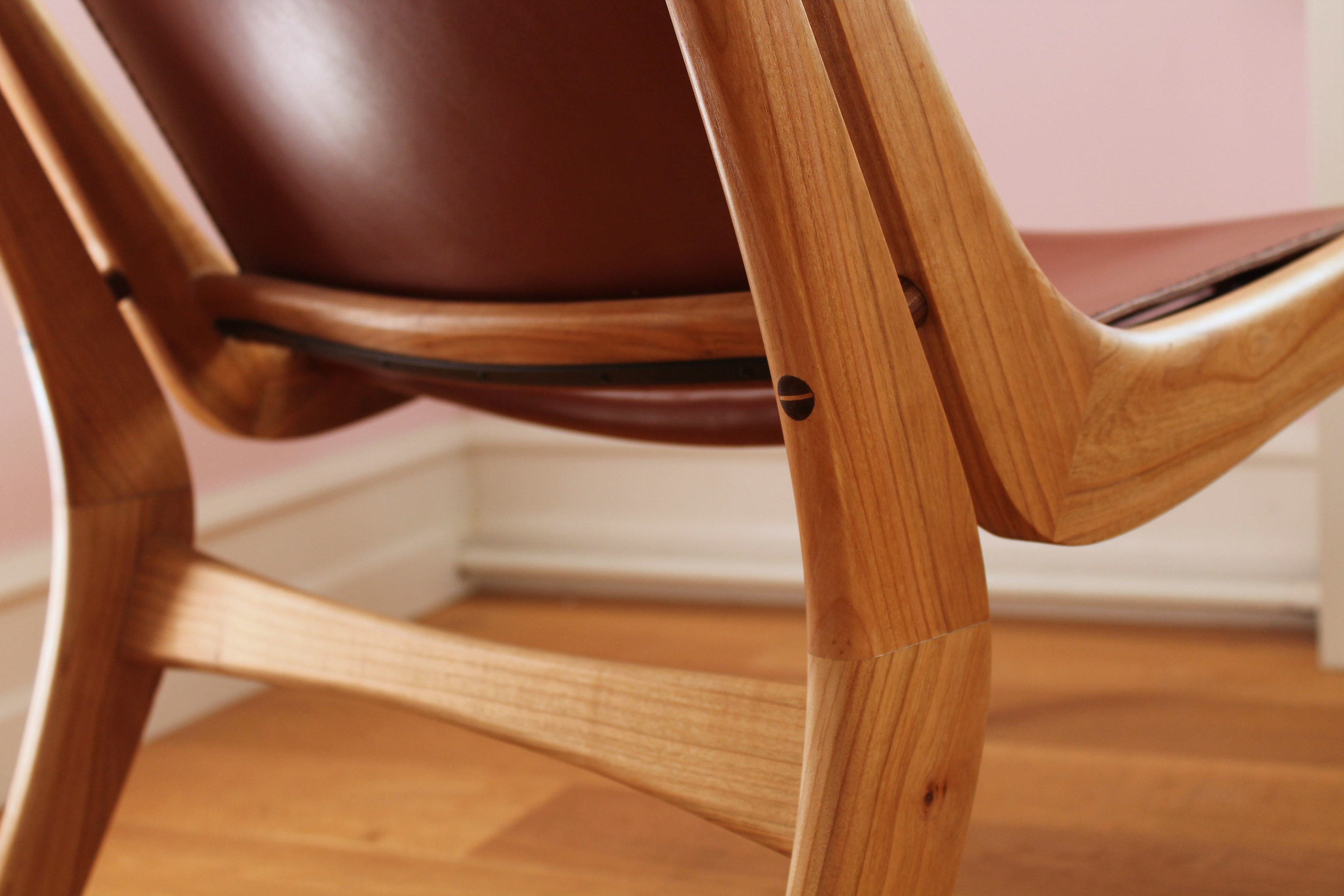 Lænestol i kirsebærtræ og kernelæder