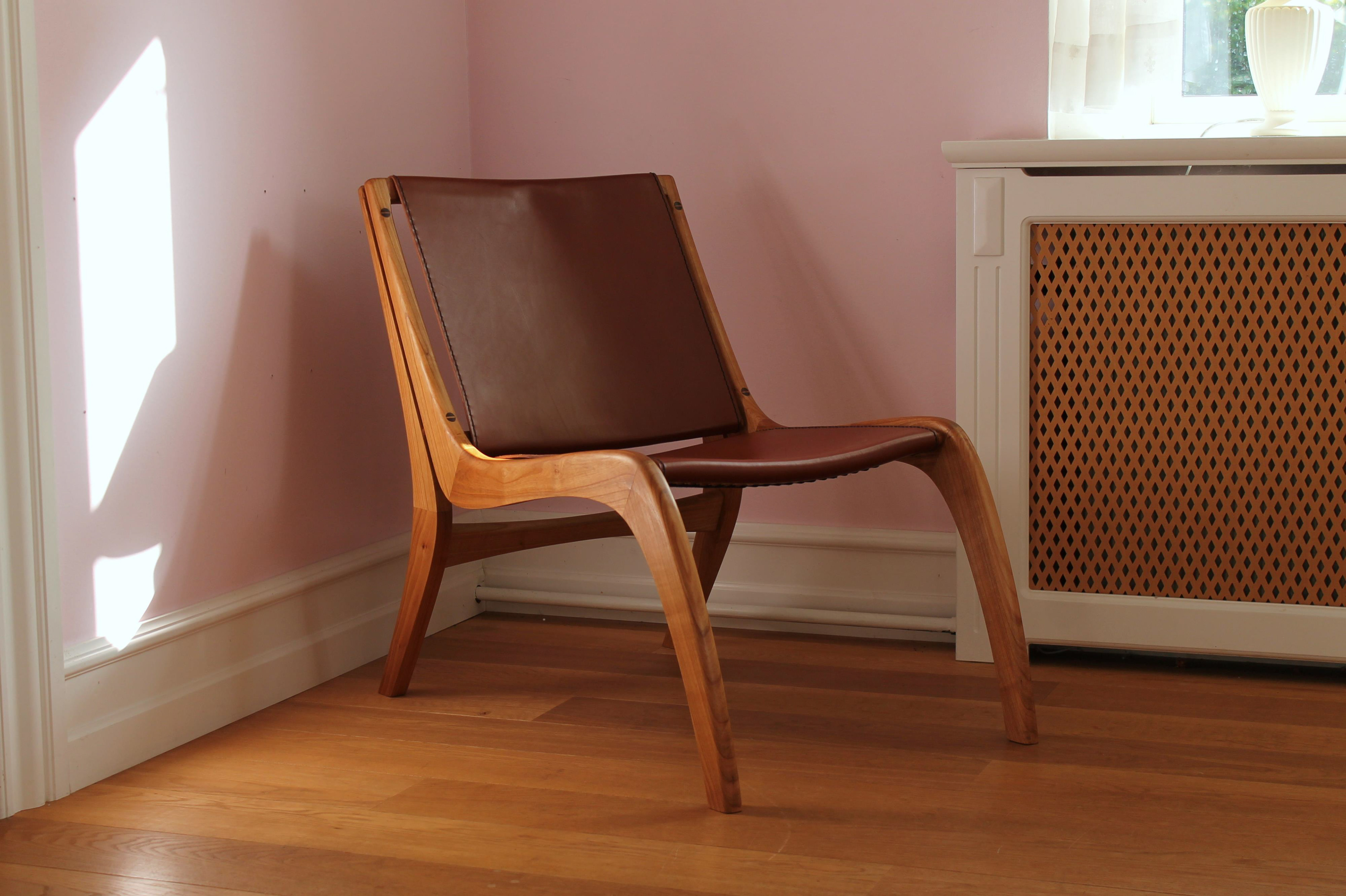 Lænestol i kirsebærtræ og kernelæder