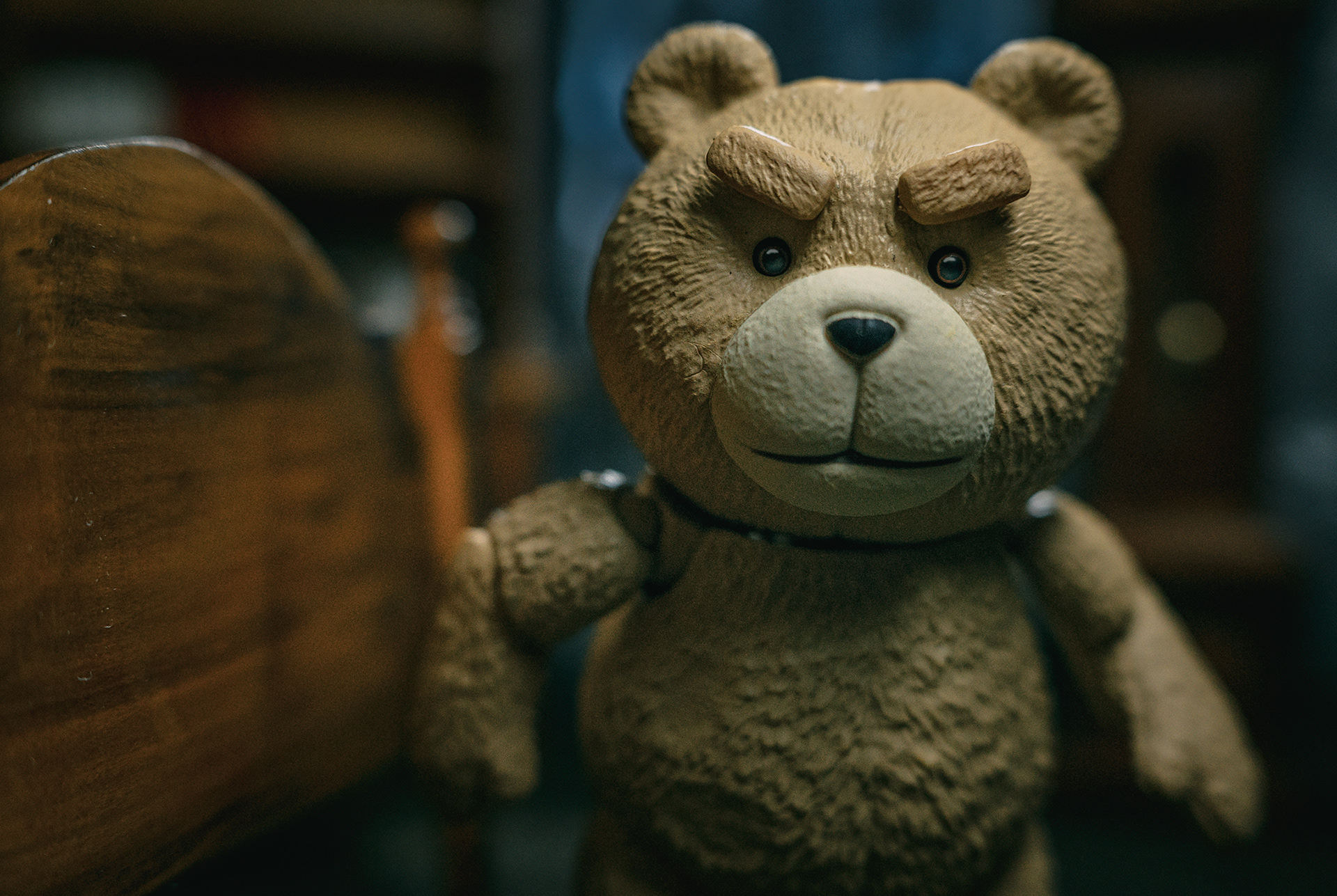 Na zdjęciu znajduje się pluszowy miś Ted, znany z filmu "Ted 2". Miś ma jasnobrązowe futro, duże okrągłe oczy i szeroką, lekko cyniczną minę, która odzwierciedla jego charakter. Ted siedzi w nonszalanckiej pozie, z rozluźnionym wyrazem twarzy, co podkreśla jego nieco buntowniczą i humorystyczną osobowość. Możliwe, że trzyma w łapie piwo lub inną rzecz, która dodaje zdjęciu humorystycznego wydźwięku, typowego dla postaci z filmu. Całość może być utrzymana w klimacie komediowym, lekko ironicznym, z elementami, które oddają dorosły, zabawny styl życia Teda.