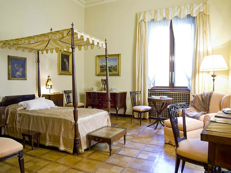 Photo of the room in the museum - Life Size.