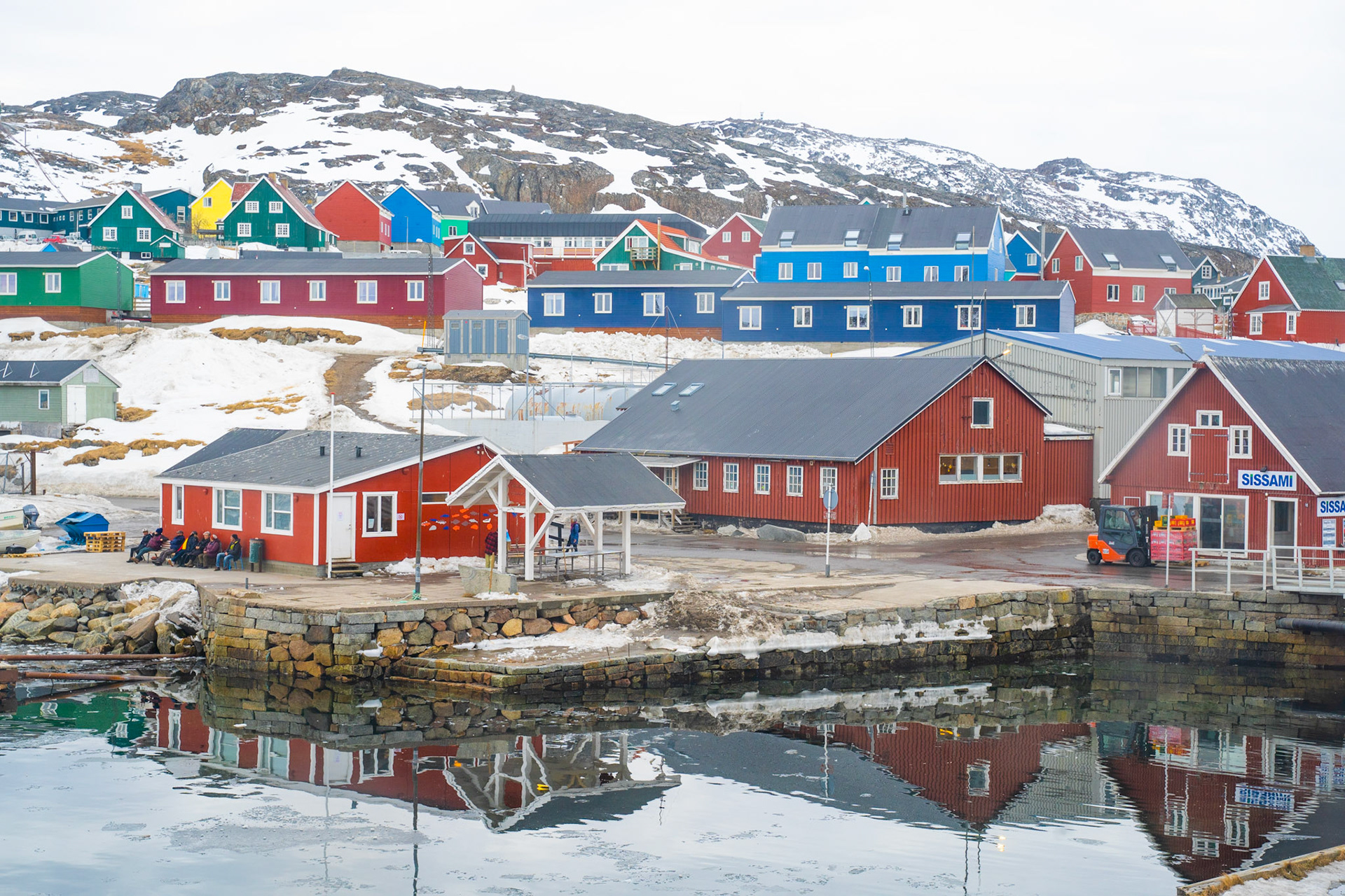 Kalaalimineerniarfik and Qaqortoq on a nice winter day. The sun was out, so people gather behind the building to enjoy sunshine even in March!