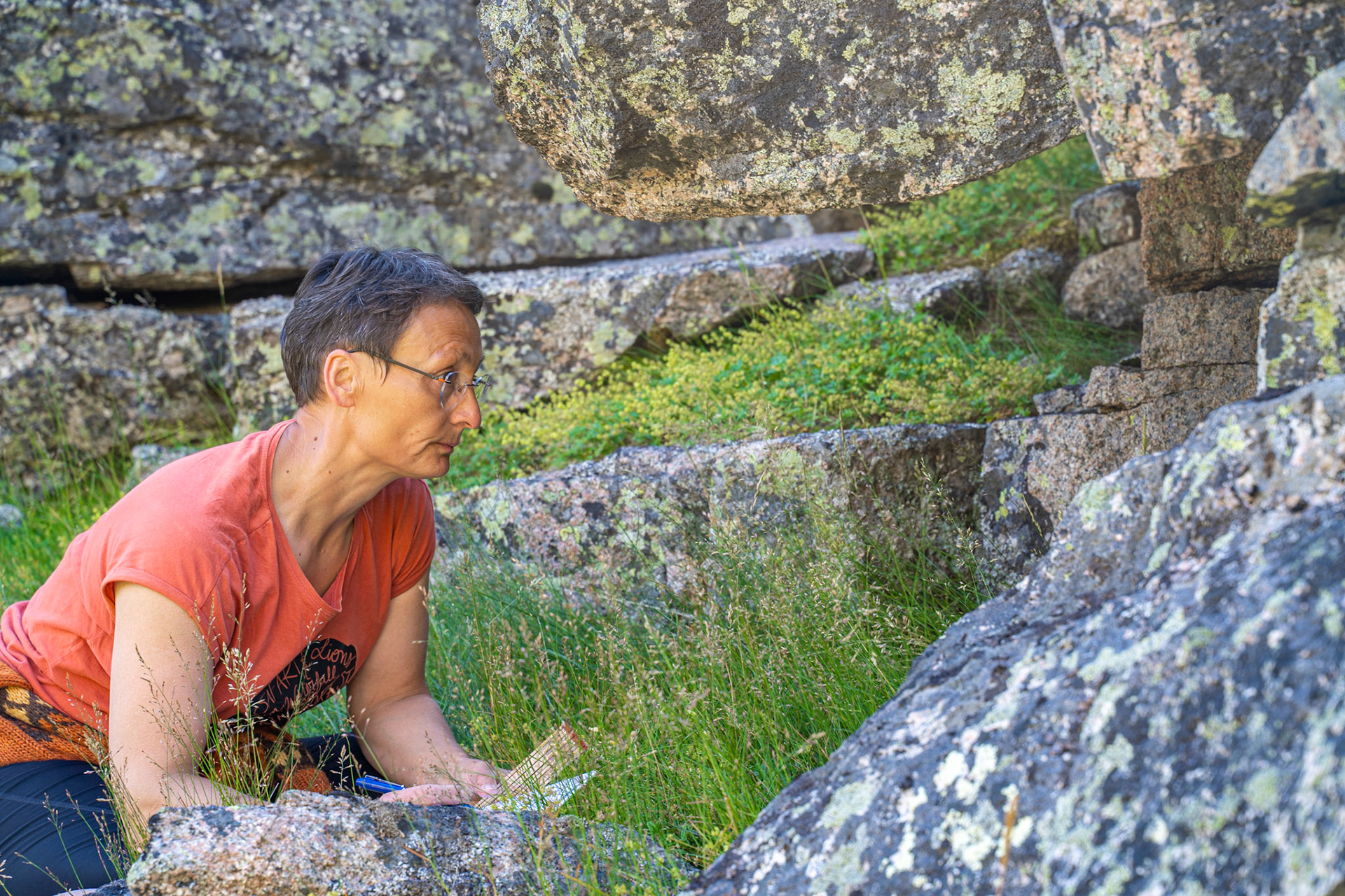 Arnaq recording a discovered cache site.
