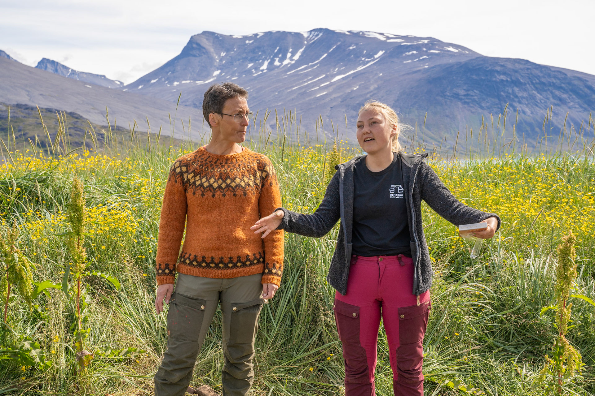 Arnaq and Tupaarnaq, the Igaliku site guide, talking to guests about the excavation.