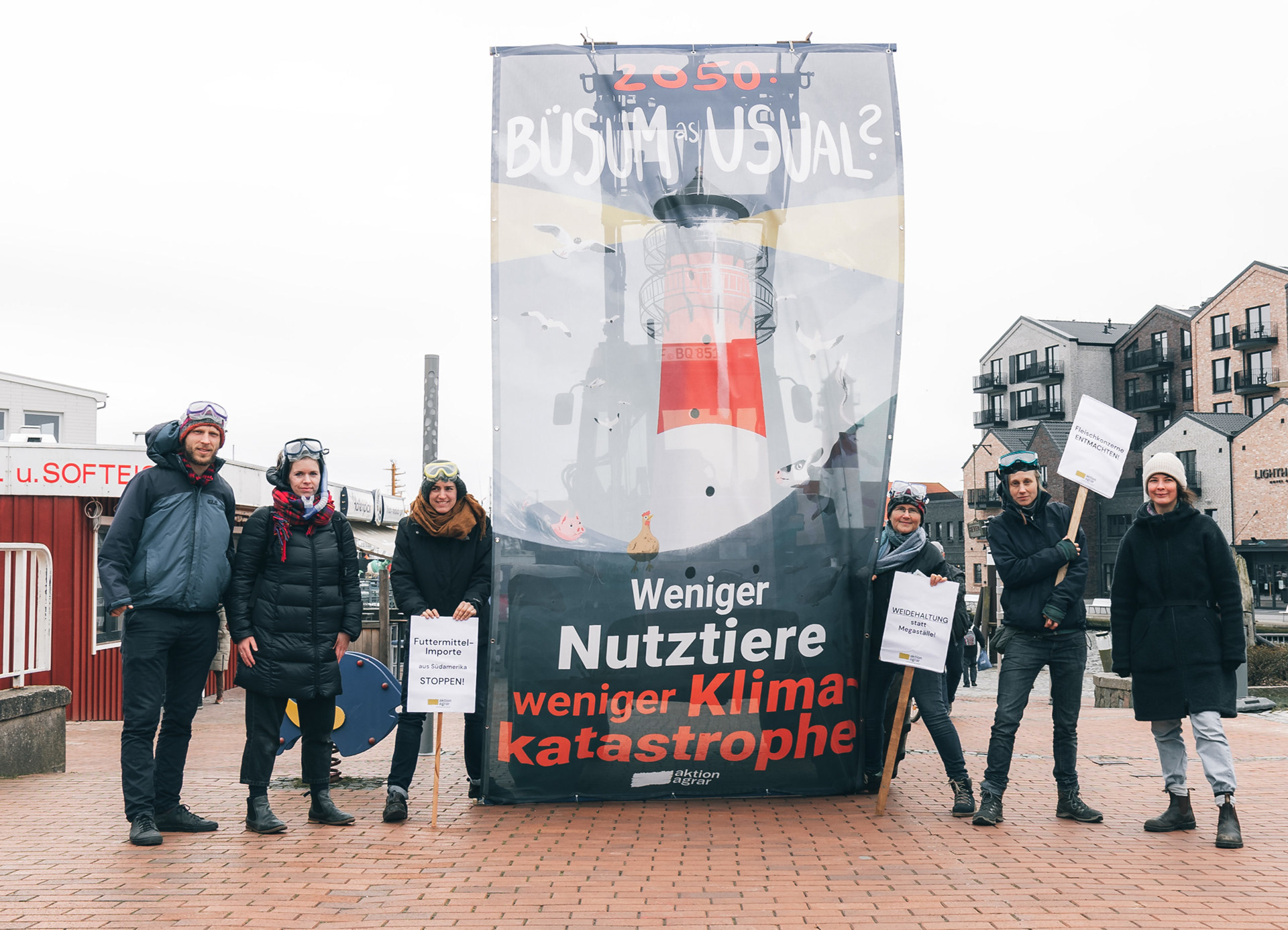 Das Banner in Aktion in Büsüm 2023