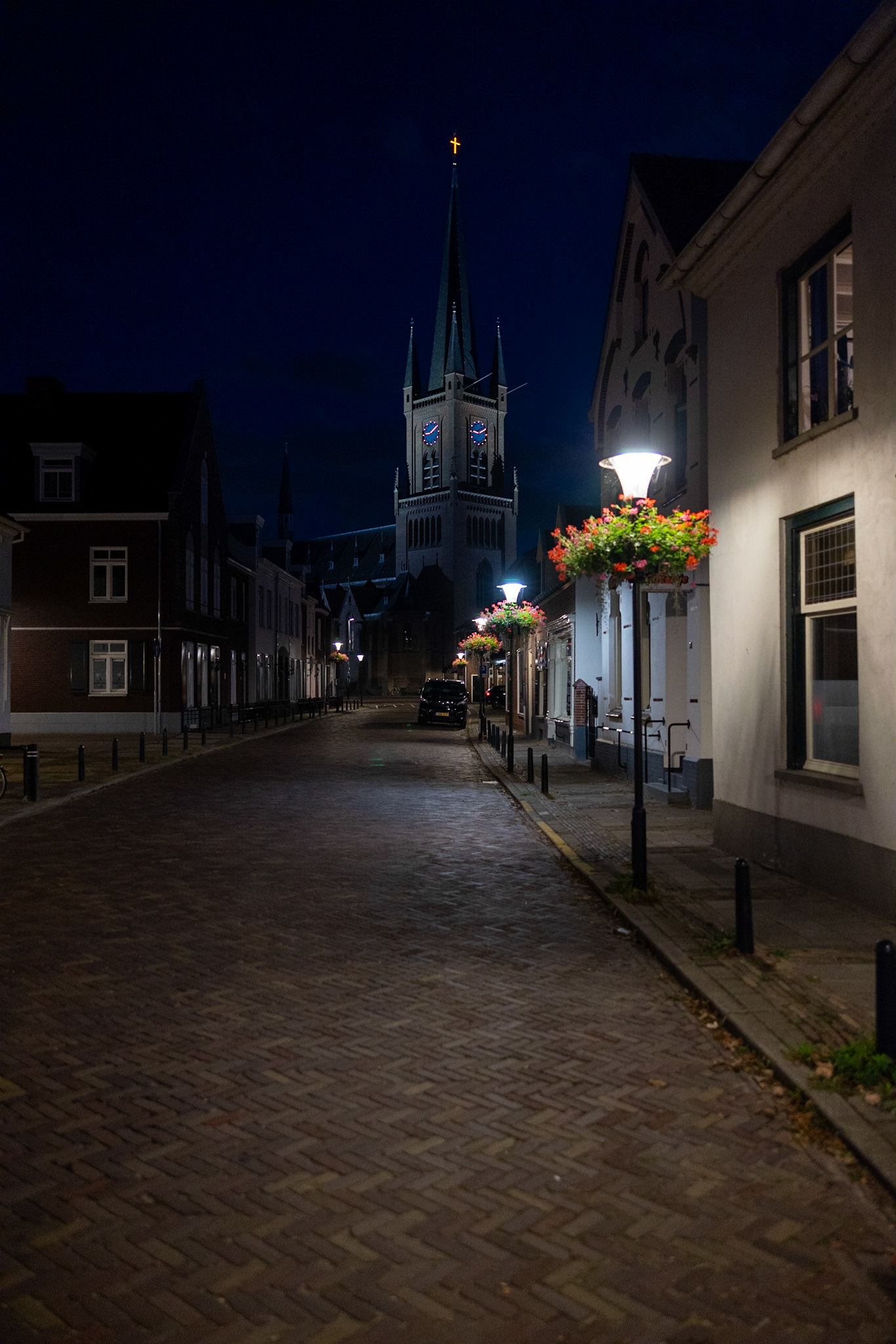 night picture of the chruch of Druten Chruch H.H. Ewaldenkerk