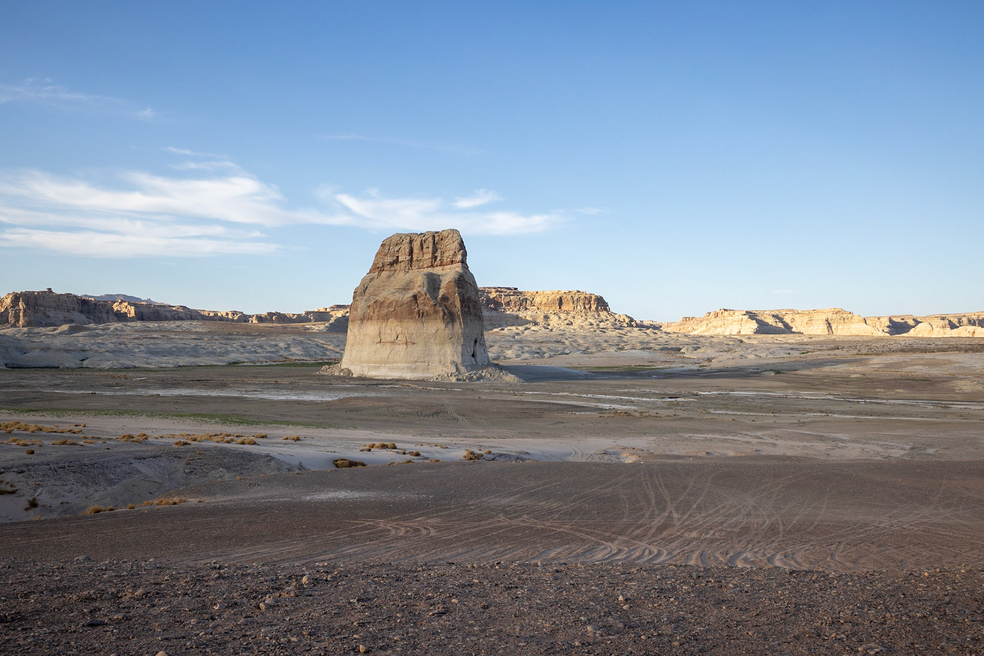 Only 3 years ago Lone Rock was in the water and could only be reached by boat. Due to the drought of the last years Lake Powell is almost completely dried up