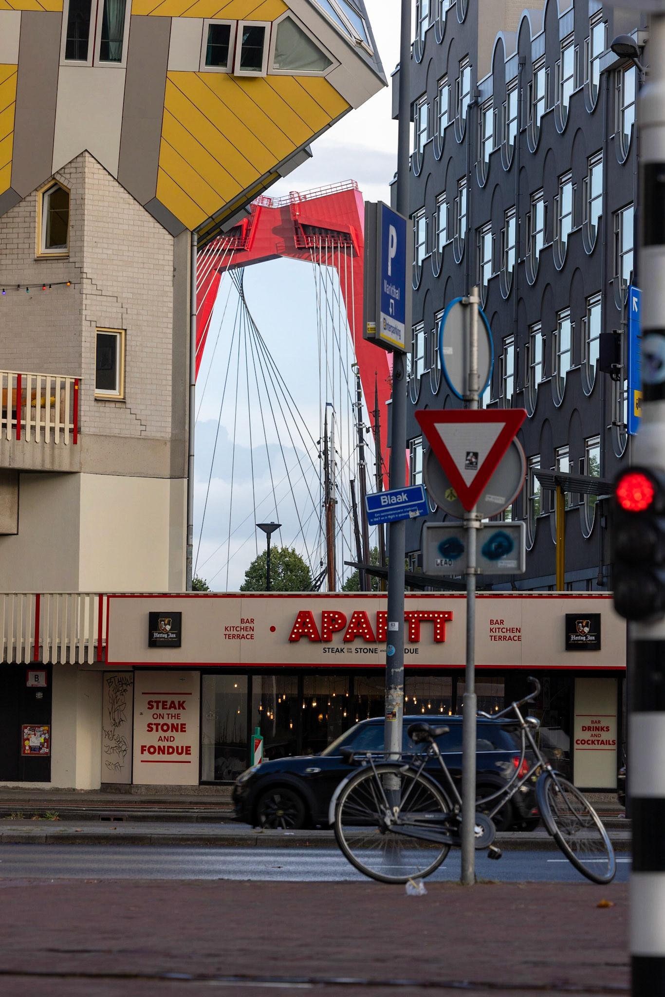 Kijk-Kubus with bridge in background