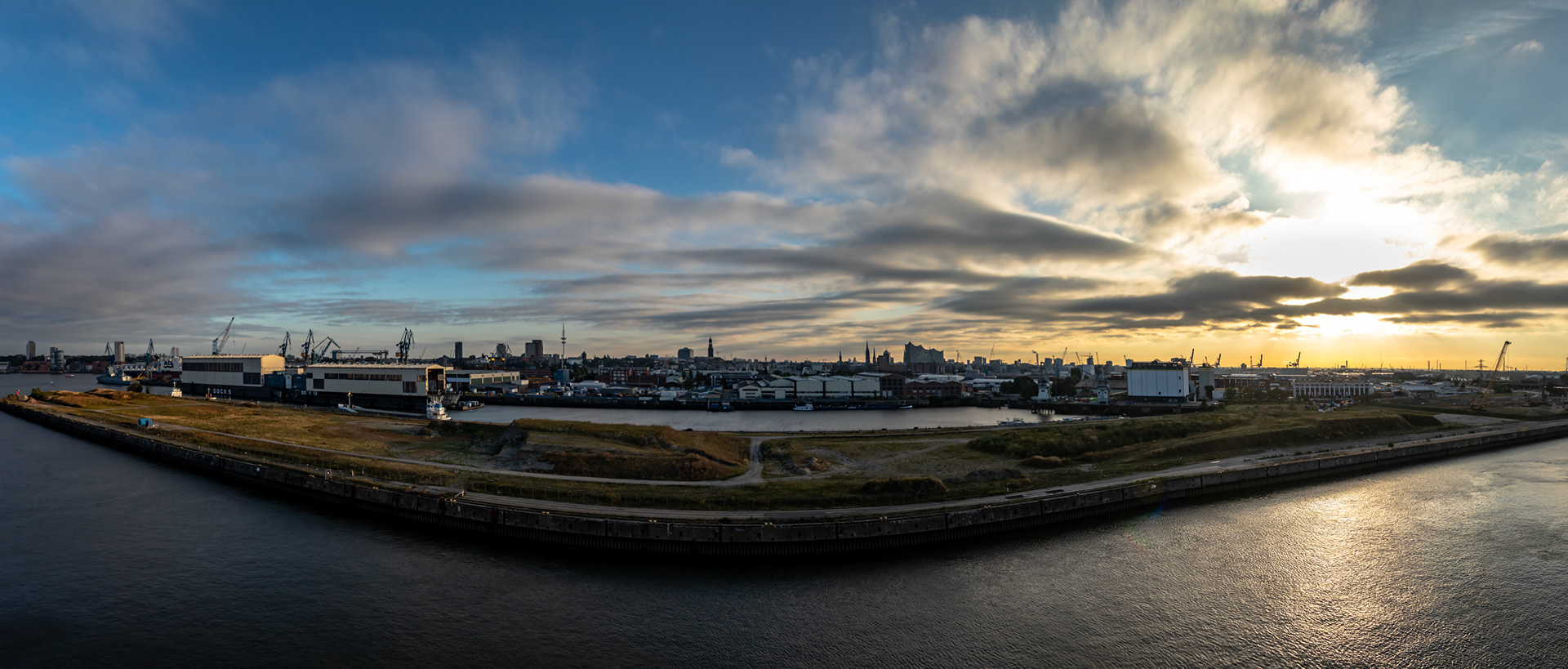 Sonnenaufgang über Hamburg