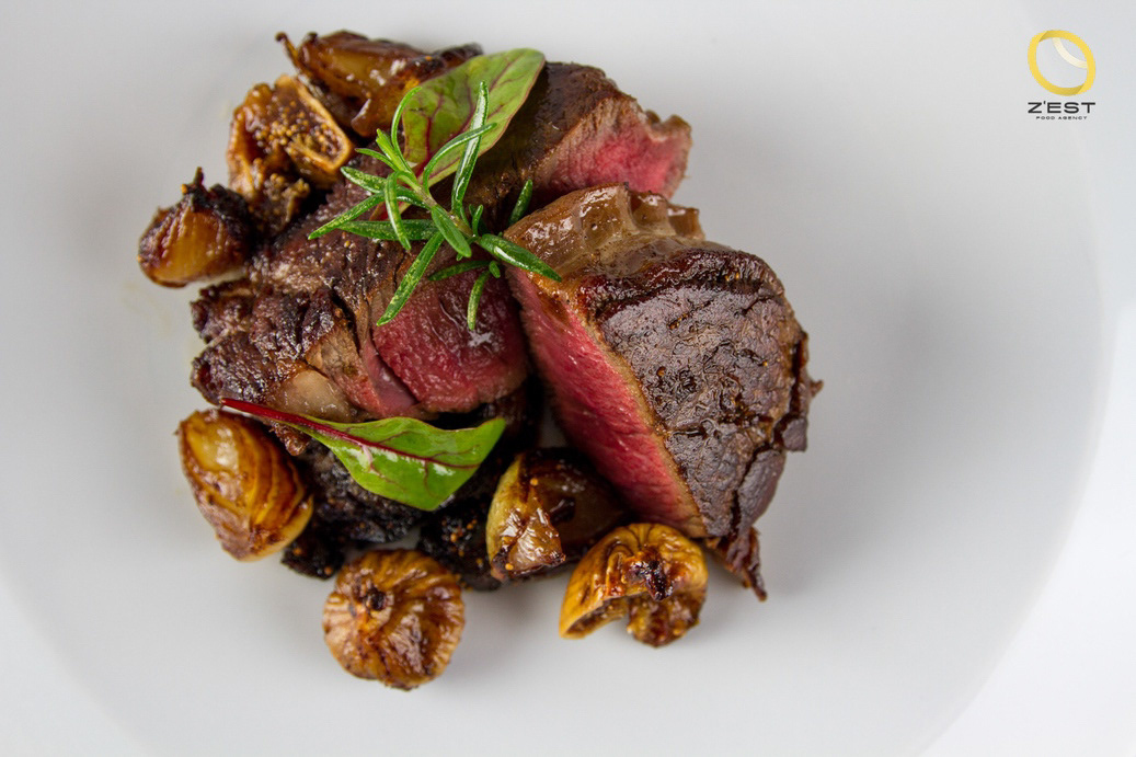 Tournedos di filetto di manzo con cipollato borettano e fichi secchi rinvenuti nel cognac