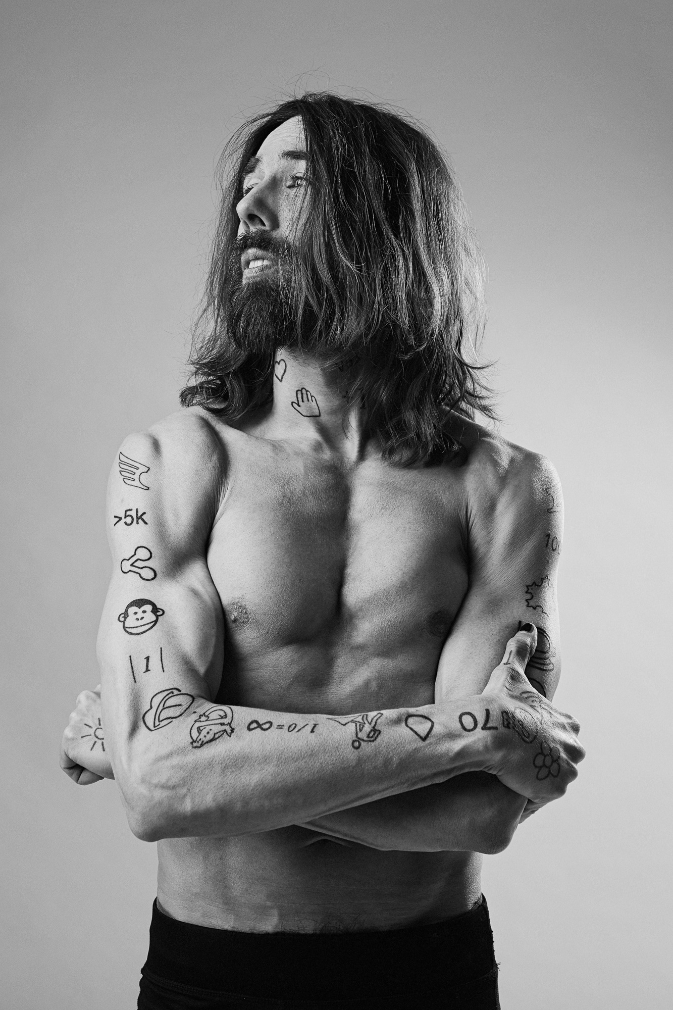 Svartvitt fotografi på Micael Dahlen utan tröja Svartvitt fotografi på Micael Dahlen utan tröja