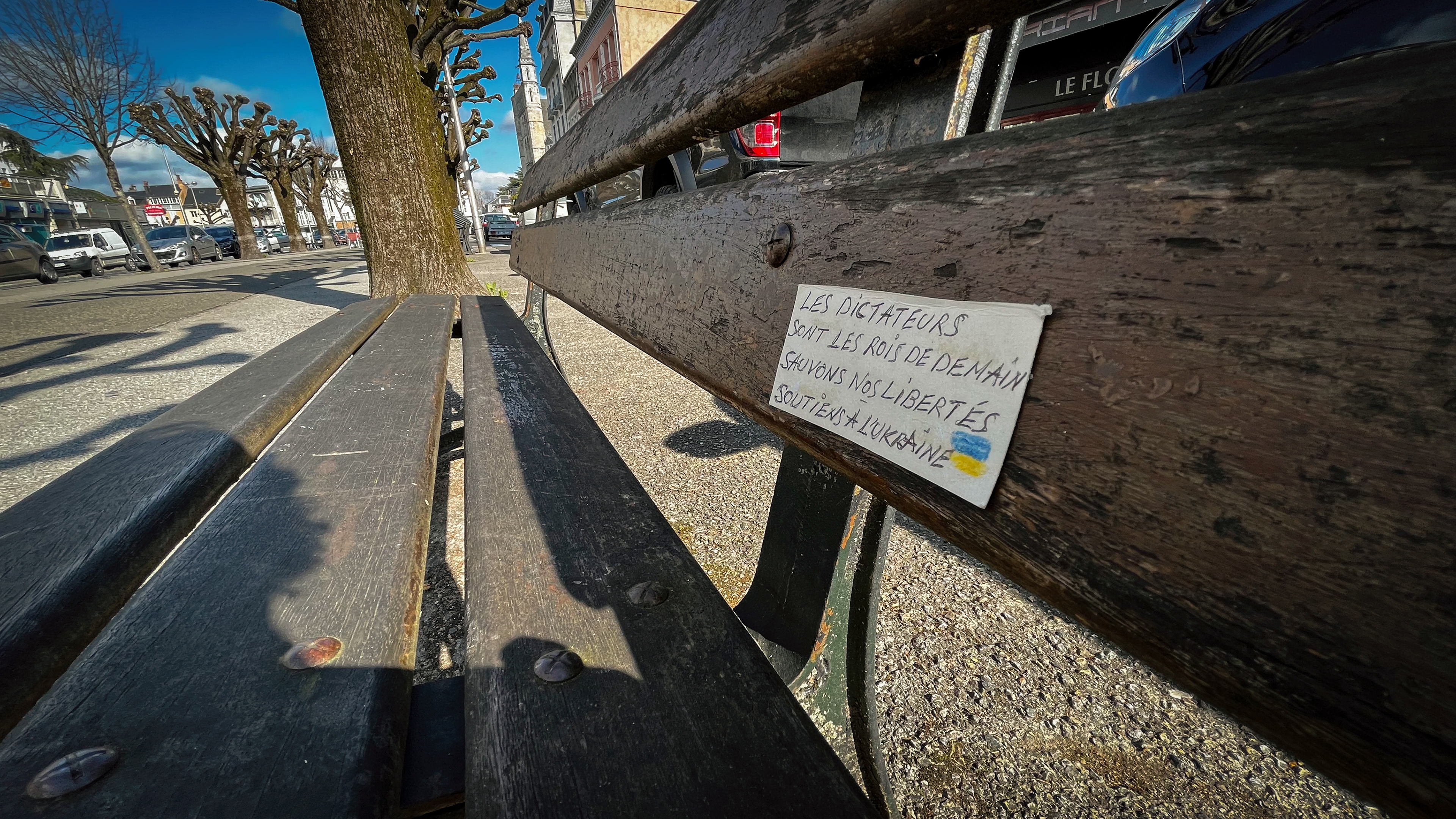 Photo d'actualité. Banc public allée des Coustous, Bagnères de Bigorre, avril 2022