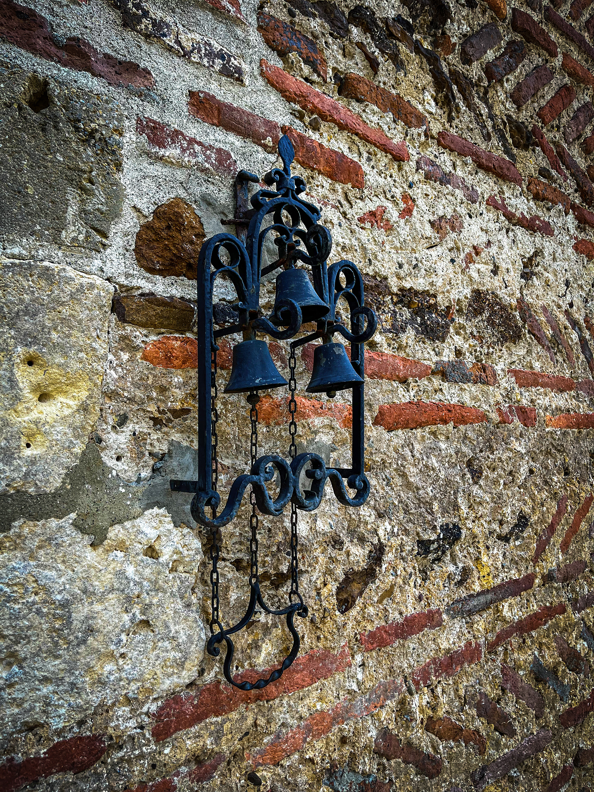 Cloche entrée du château de Morlanne