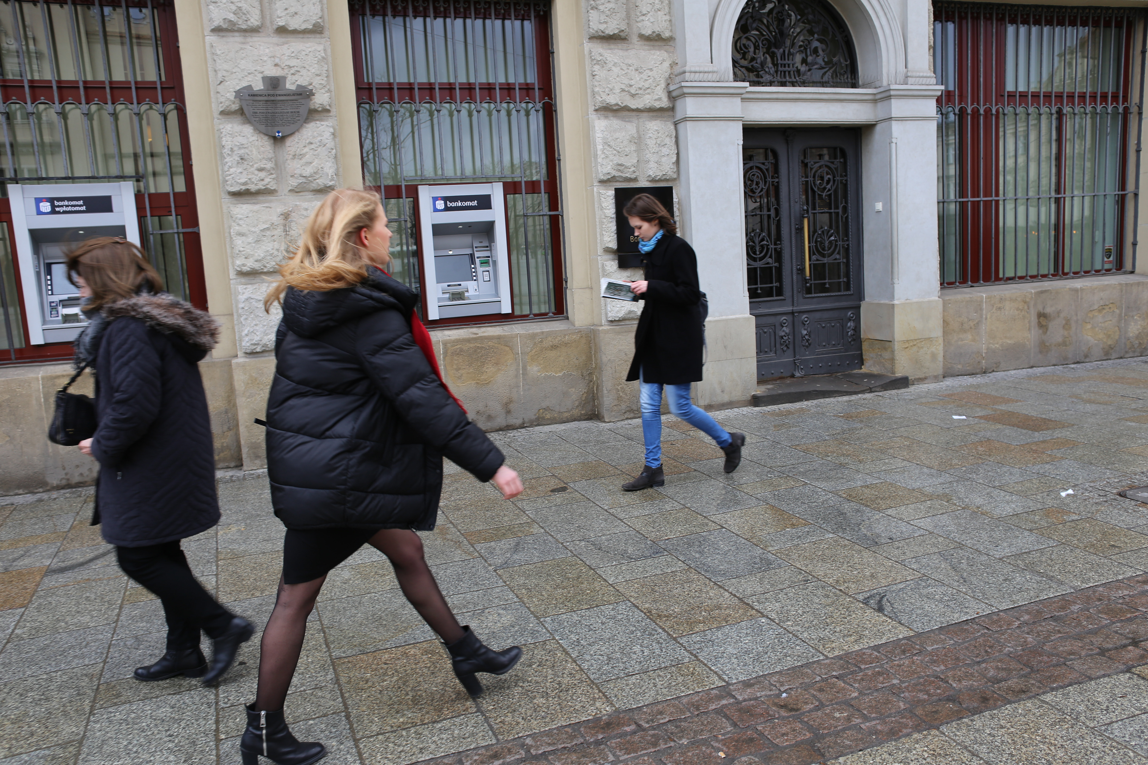 Street and Travel Photography with the Canon EF 28mm f/1.8 USM