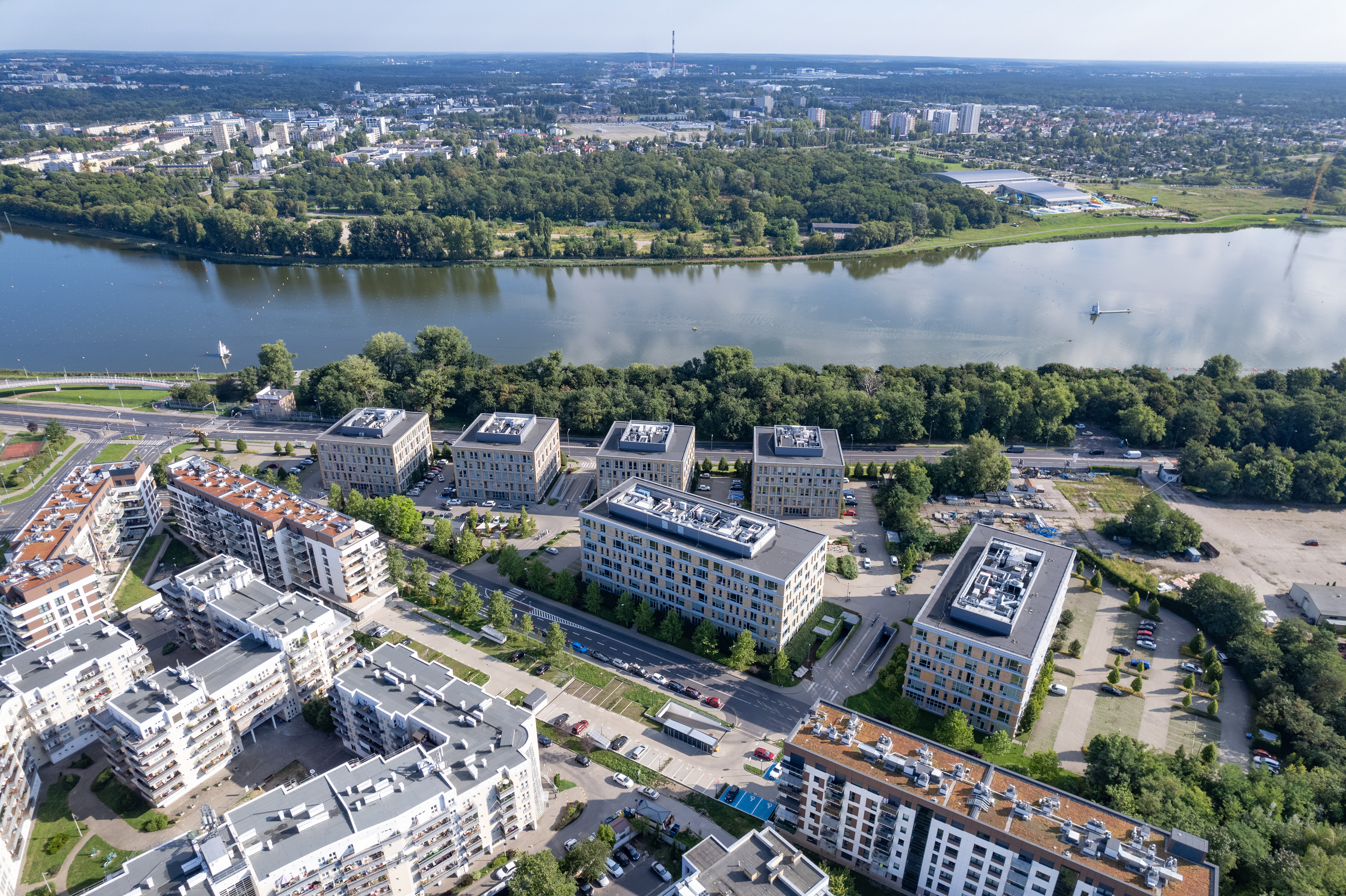 Fotografia z drona Poznań, zdjęcie lotnicze biurowców w pobliżu jeziora Malta