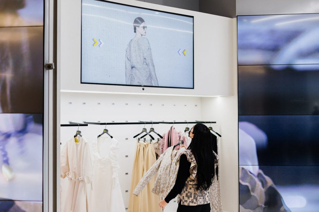Lift & Learn interactive display
