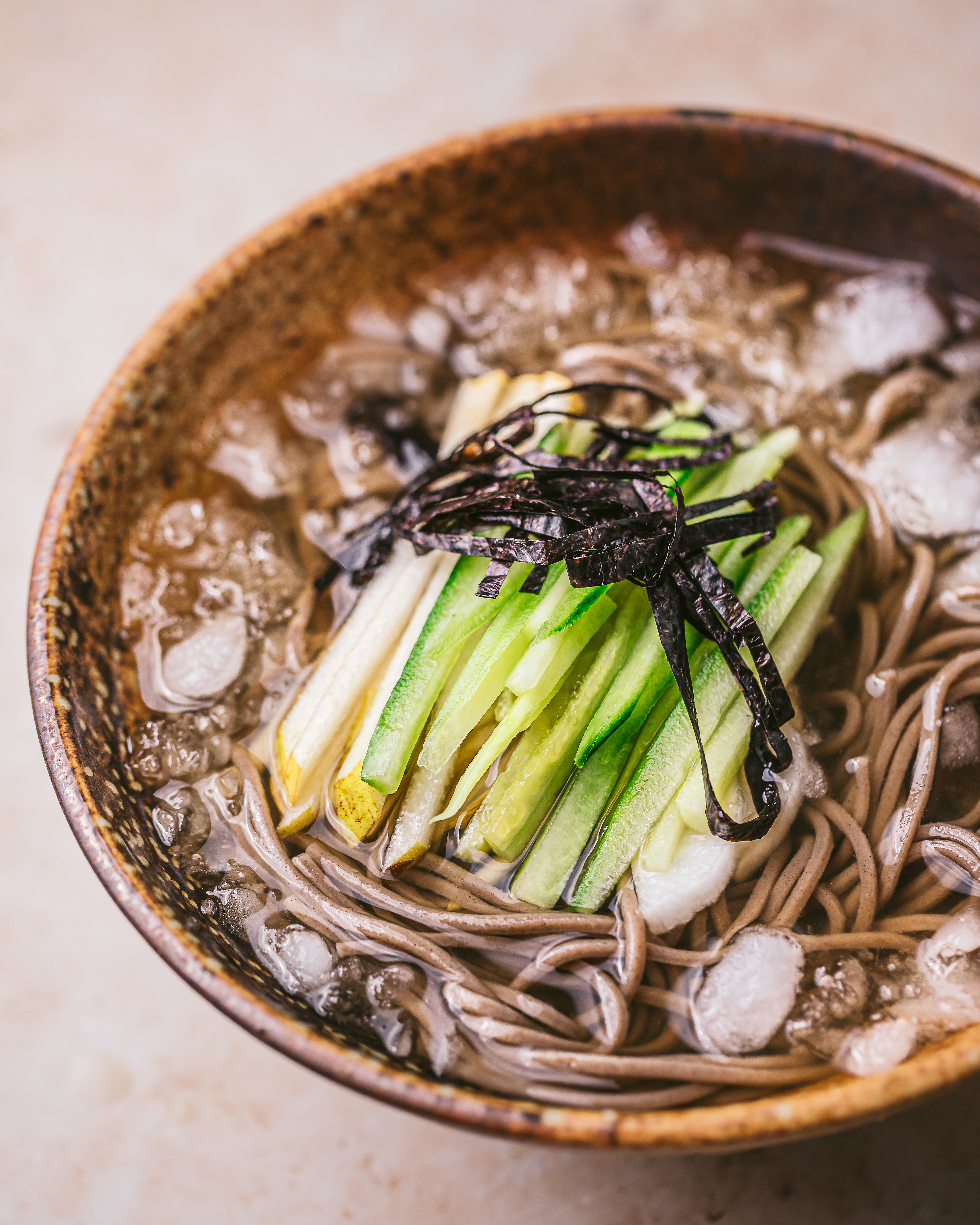 Photographie culinaire minimaliste - stylisme culinaire japonisant pour le livre Pasta Party aux éditions Laplage