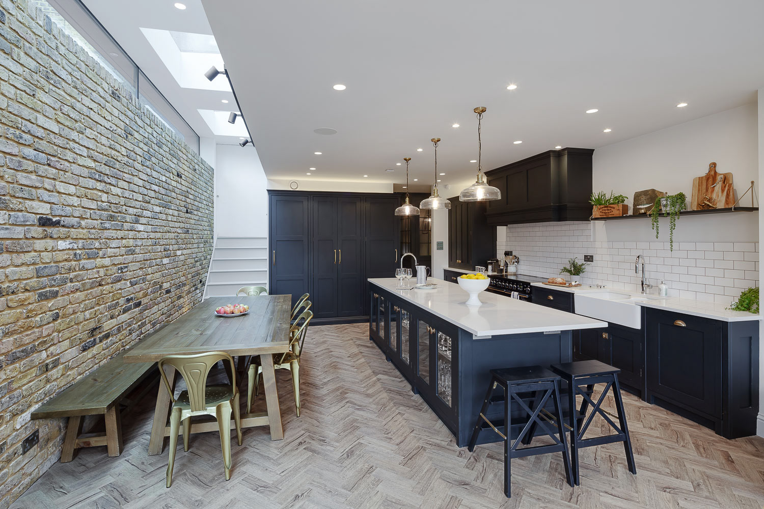 AFTER : a crisper result with color casts reined in and textures enhanced.