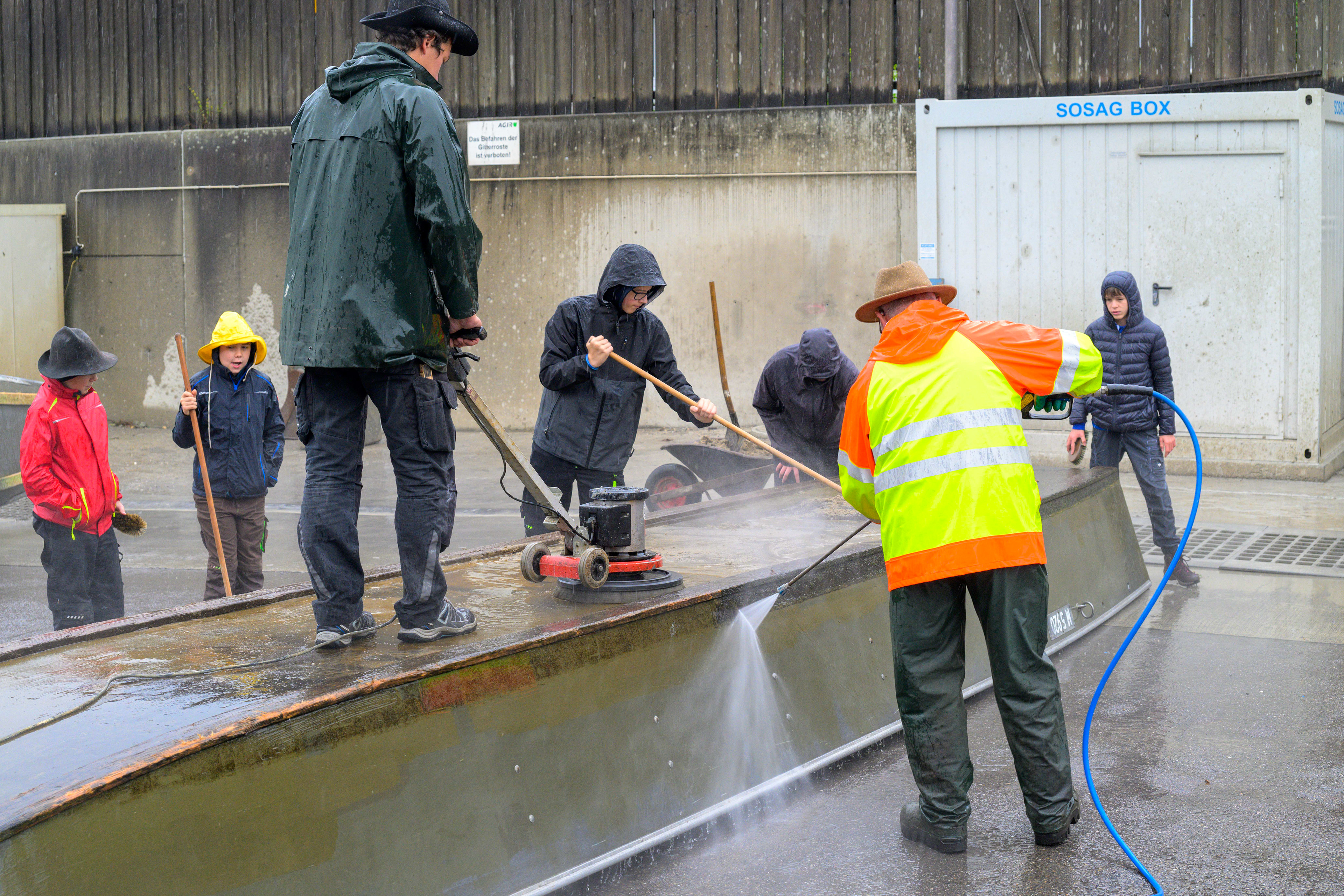 Pontoniere Ottenbach. Boote waschen 2025