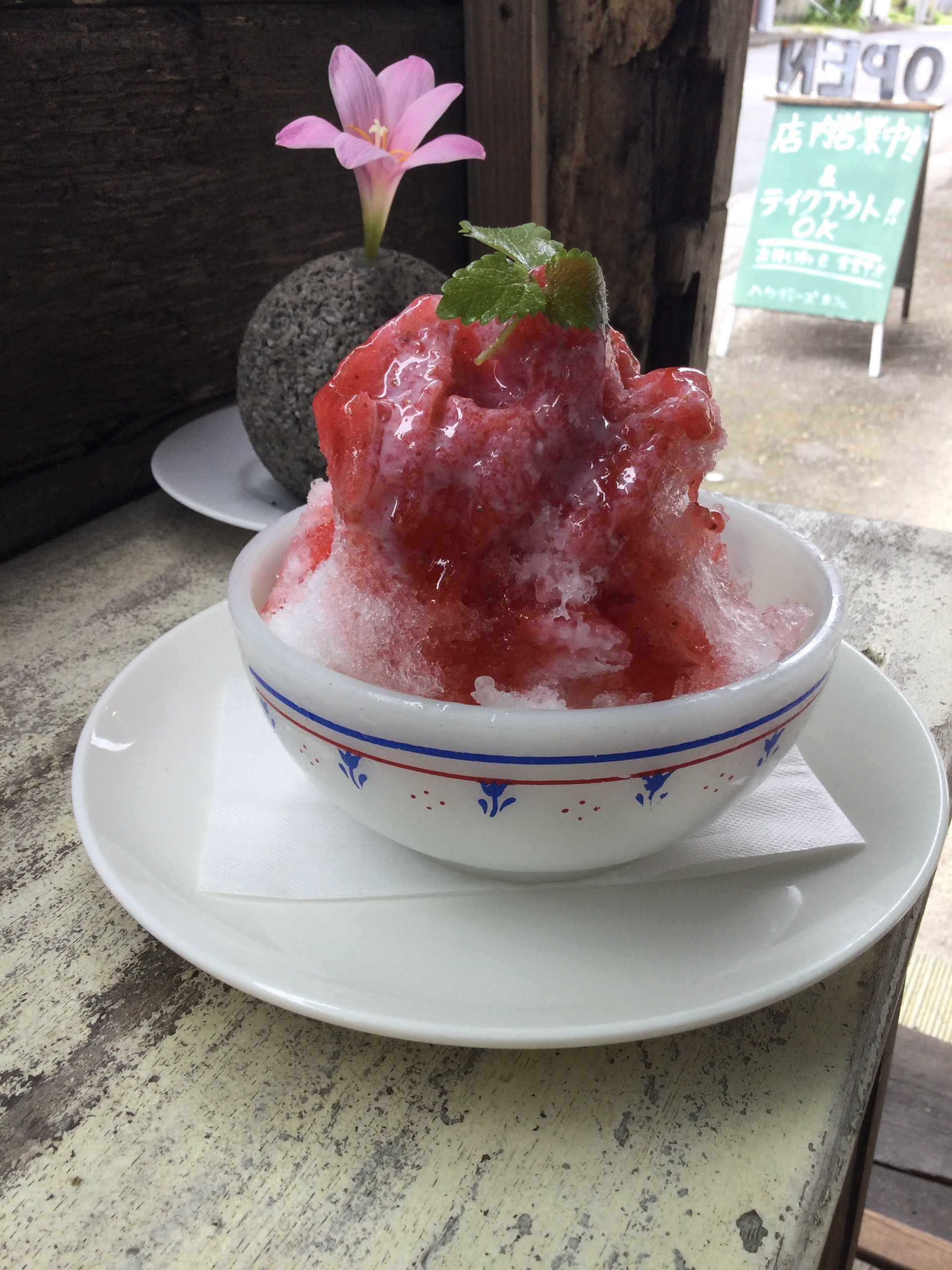 かき氷（手作り苺シロップ）