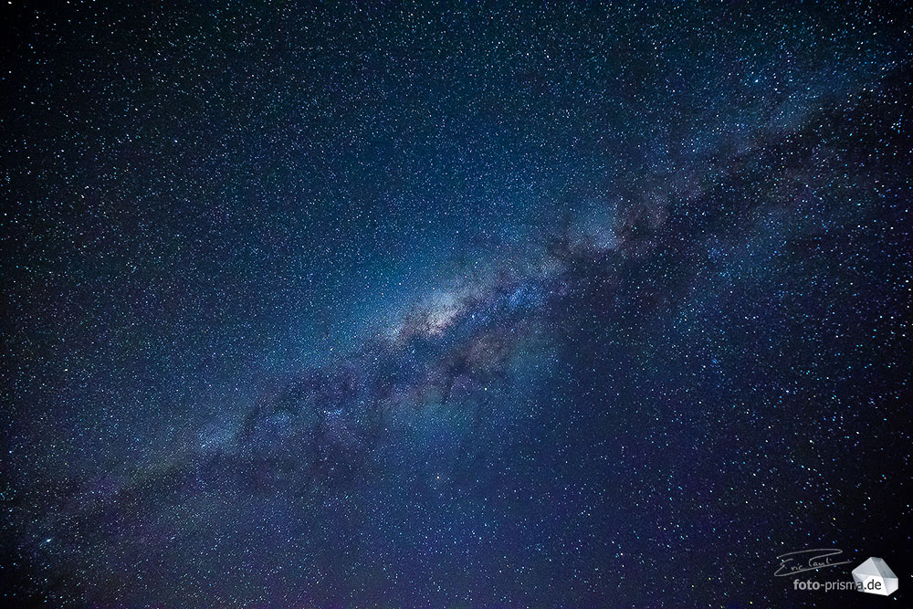 Der Sternenhimmel mit Milchstraße über der N/a'an ku sê Lodge in Namibia