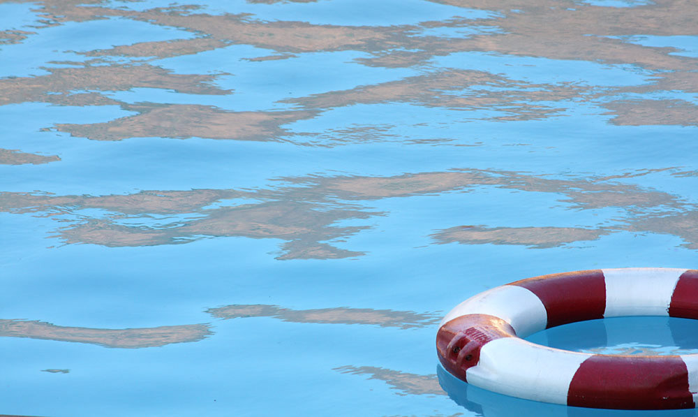 Ein Reifen schwimmt in einem eiskalten Pool