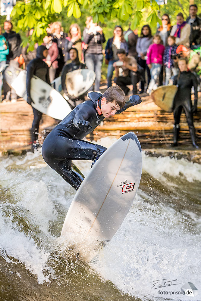 Surfer Fin auf der Eisbachwelle, Englischer Garten München