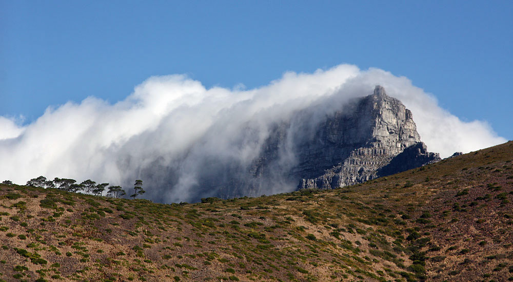 Das Tafeltuch, eine Nebelwand, breitet sich über dem Tafelberg in Kapstadt aus