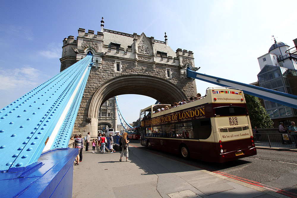 Tower Bridge mit Sightseeing Bus, London