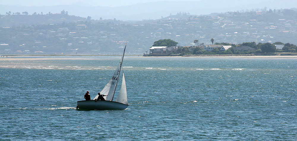Ein Segelboot in der Lagune von Knysna, Südafrika