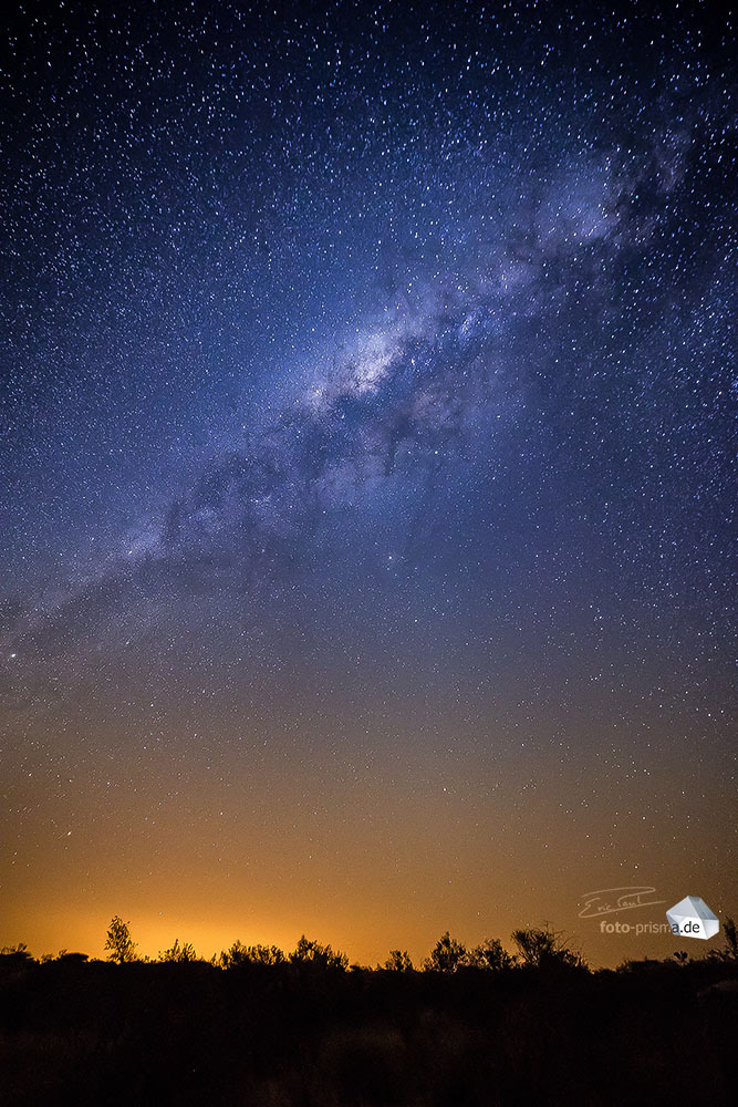 Der Sternenhimmel mit Milchstraße und Horizont über der N/a'an ku sê Lodge in Namibia