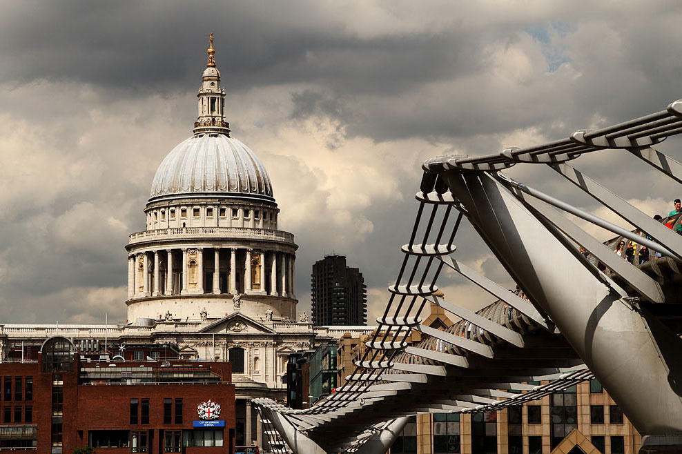 Saint Paul´s Cathedral und Millennium Bridge vor dunklen Wolken, London