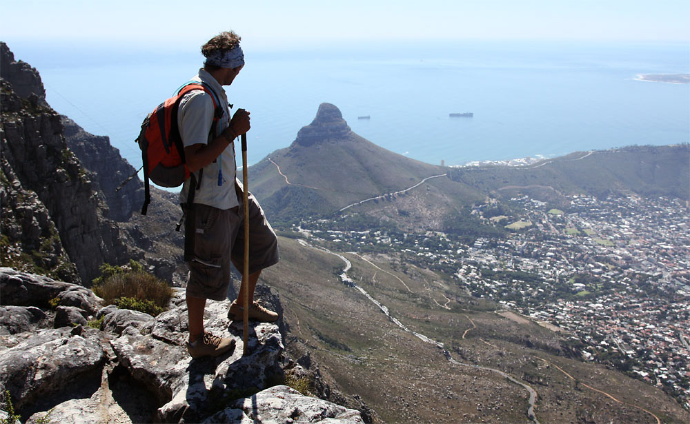 Berführer Jerry steht am Abgrund mit Blick über Kapstadt