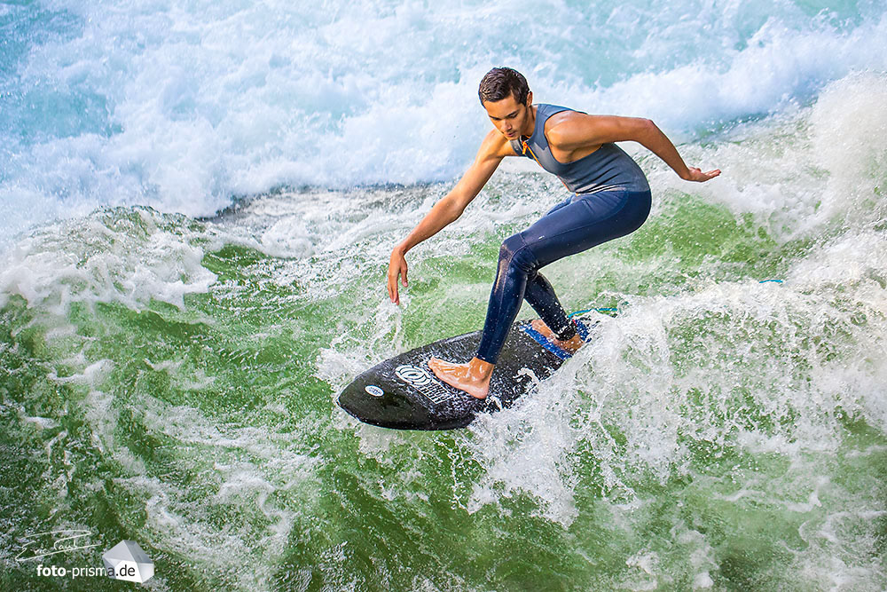 Ein Surfer auf der Eisbachwelle, Englischer Garten München